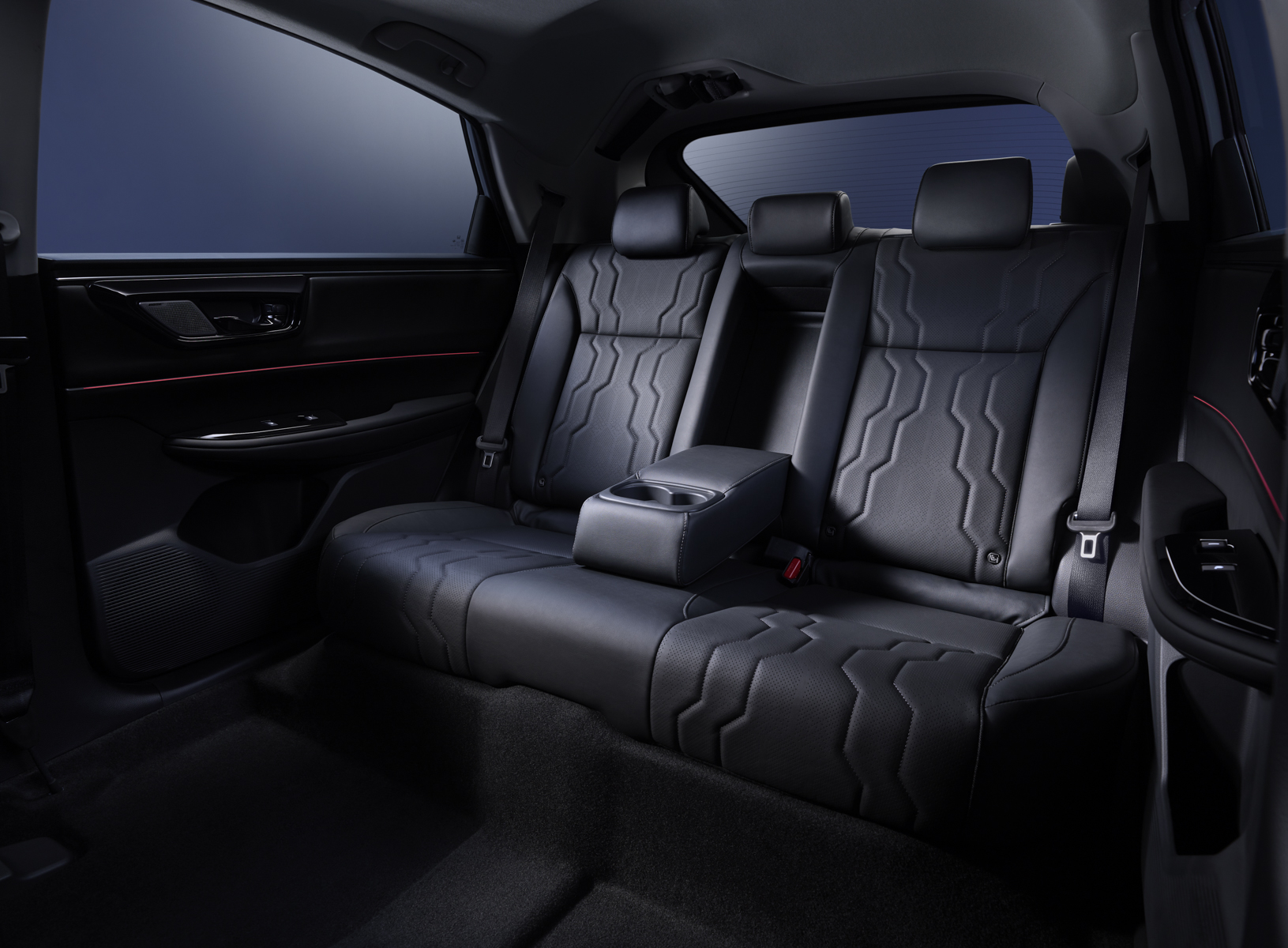 後席は足下スペースを大きく確保しながらリクライニング機能を採用