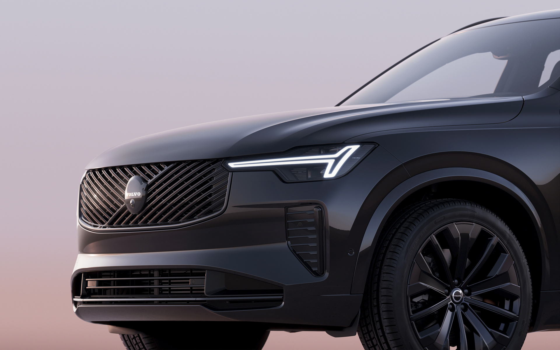 フロントグリルはグロッシーブラック・アイアンマークとダイアゴナルバーを採用