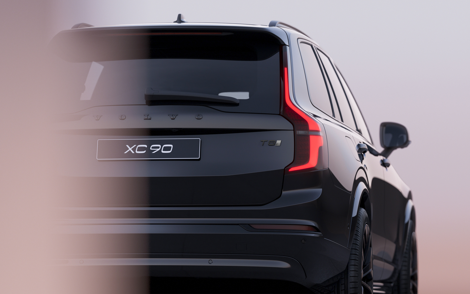 リアゲートにはグロッシーブラックのバッヂがあしらわれる