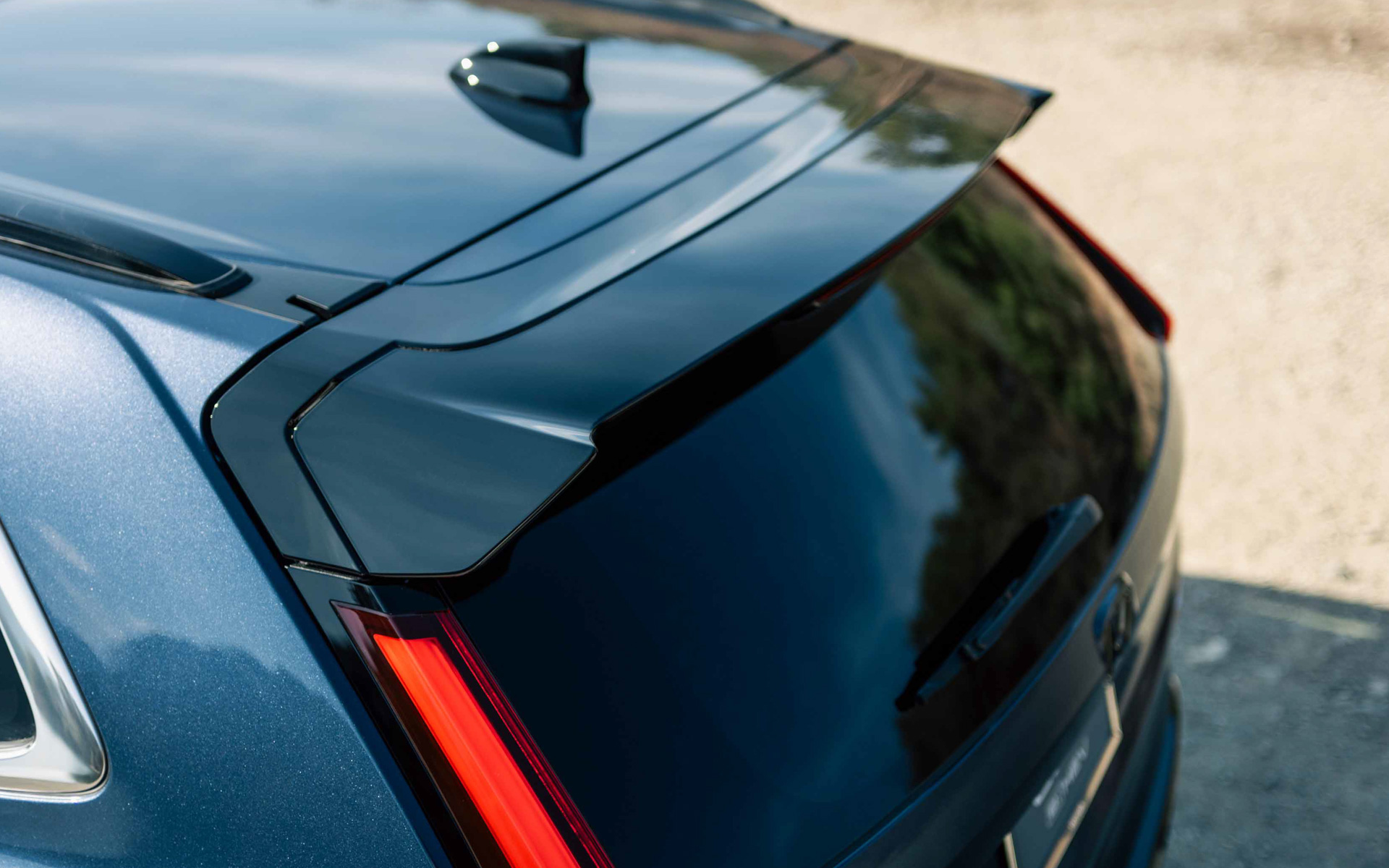 「テールゲートスポイラー」