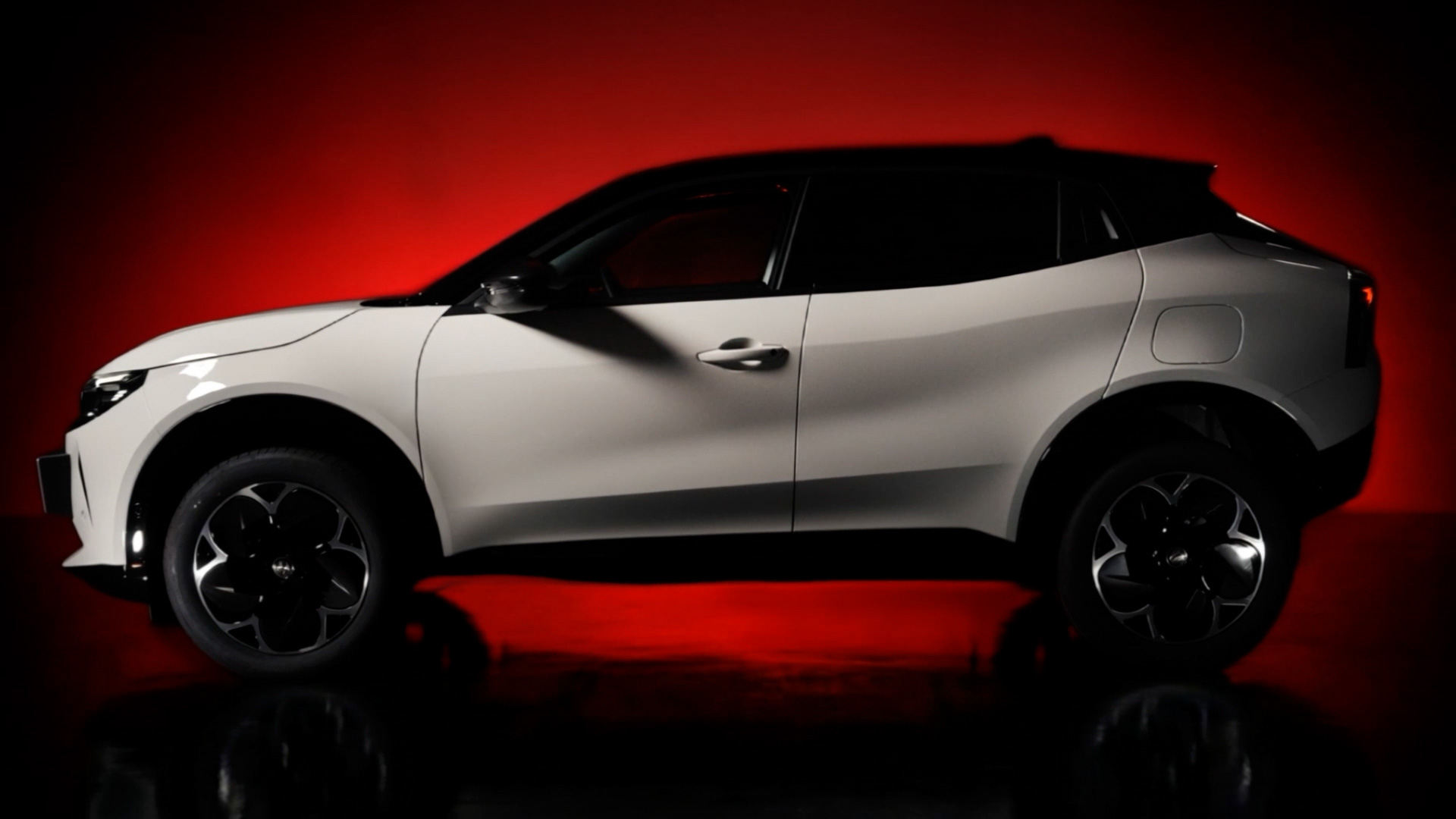 白い「センピオーネホワイト」を採用する限定車「ジュニア イブリダ エディツィオーネ ビアンコ」