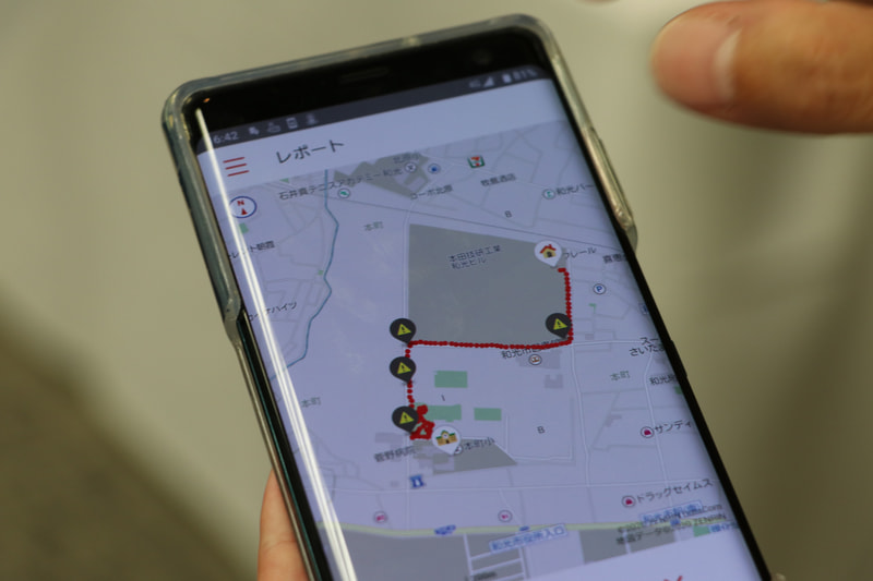 ロポットは、親から離れて1人で行動を始めたばかりの小学生（6歳～7歳）が特に交通事故が多いというデータに基づき開発された背景がある