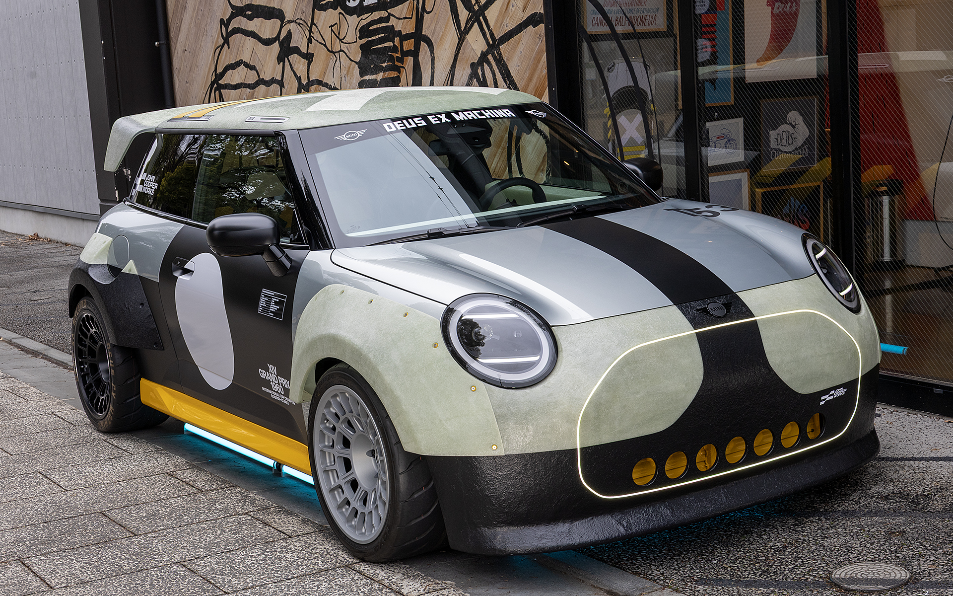 オーストラリア発のライフスタイルブランド「デウス・エクス・マキナ」とのコラボレーションモデル「ザ・スケッグ」。日本初公開となる