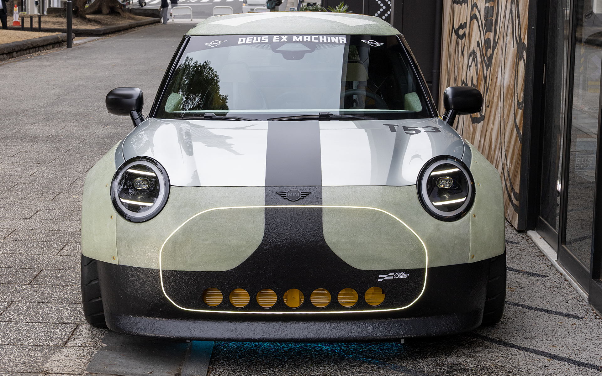 フロントビュー。ベース車はMINIジョン・クーパー・E