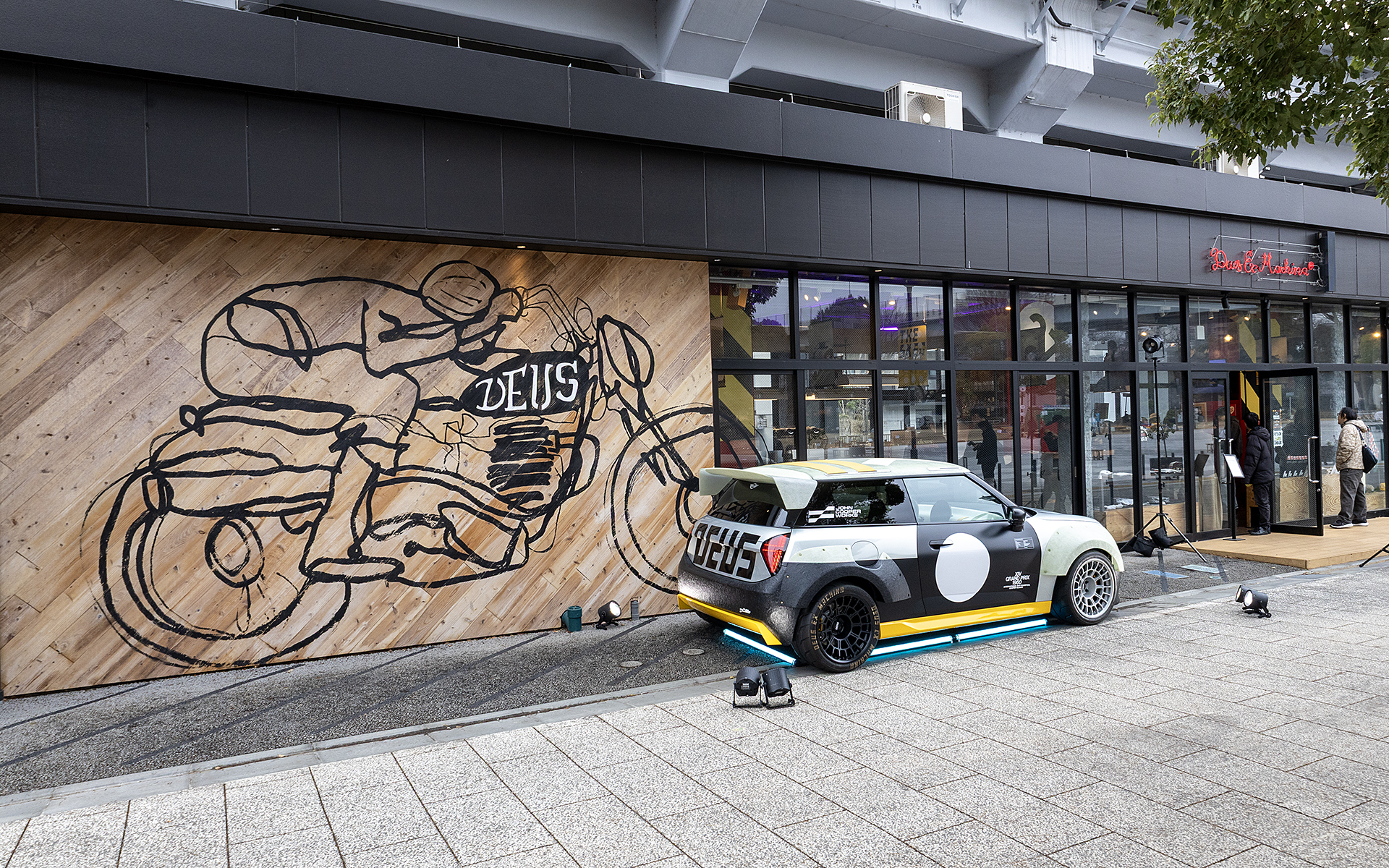 東京都墨田区向島1-2-8 東京ミズマチ ウェストゾーンにある「デウス・エクス・マキナ・浅草」。都営浅草線の本所吾妻橋駅より徒歩約5分のところにある。店舗に駐車場は無い