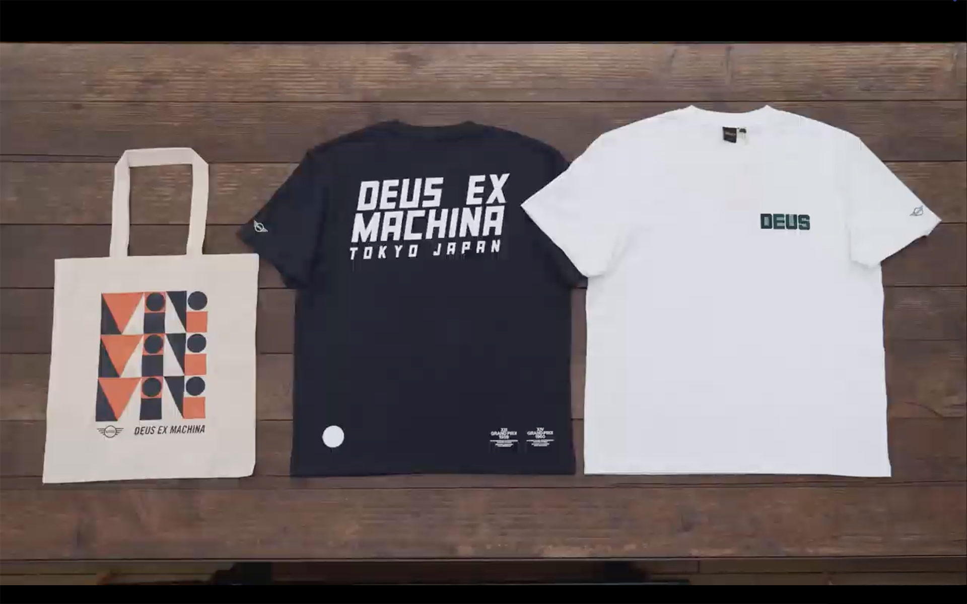 ジャケット、Tシャツ、キャップ、バッグなど、アパレルやグッズ分野においても幅広いコラボレーションを展開。デウス・エクス・マキナ浅草店において、期間限定でコラボレーションTシャツおよびトートバッグを販売