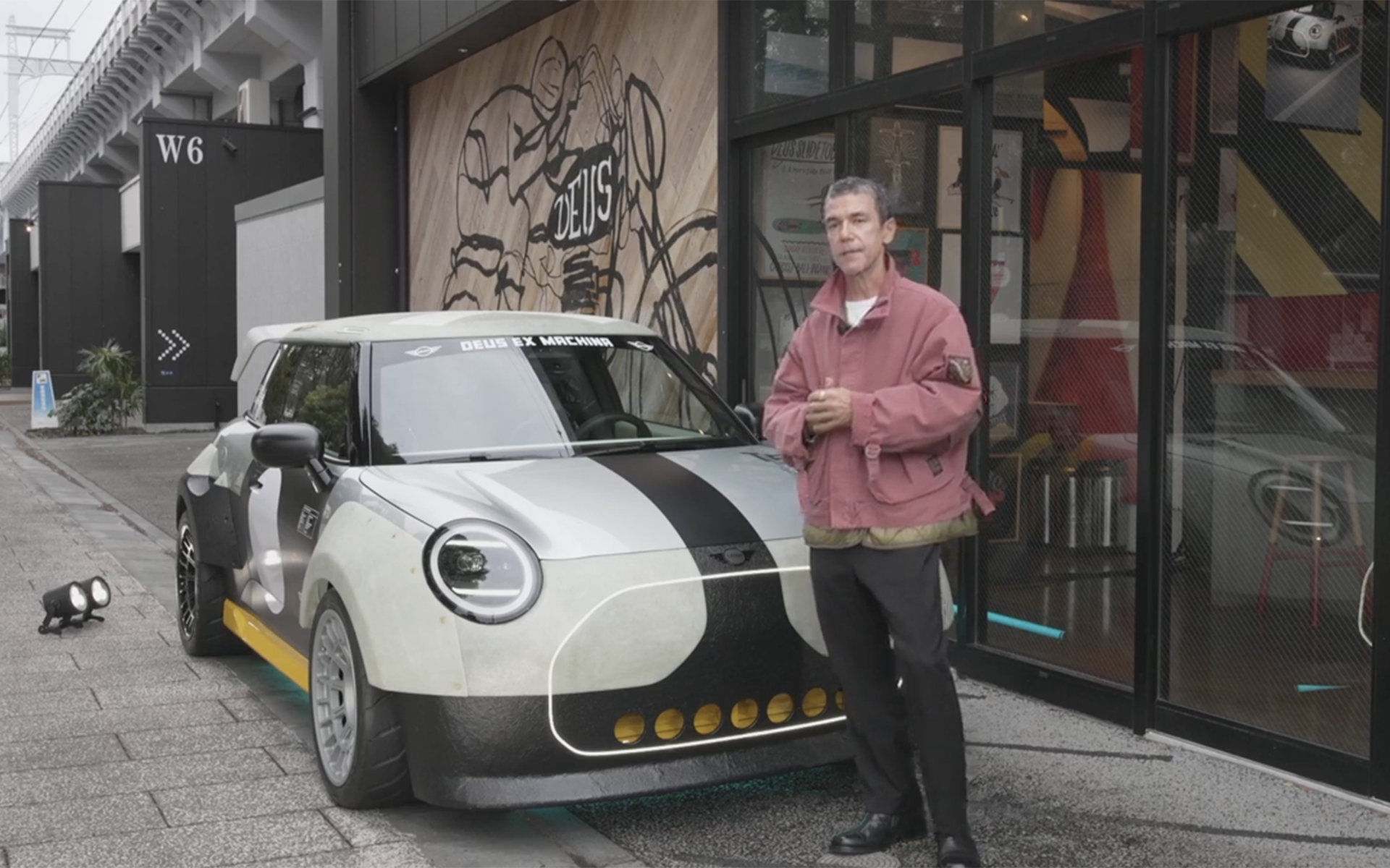 ザ・スケッグのコンセプトについて解説したデウス・エクス・マキナ共同設立者 兼 グローバル・クリエイティブ・ディレクターのカービー・タックウェル氏