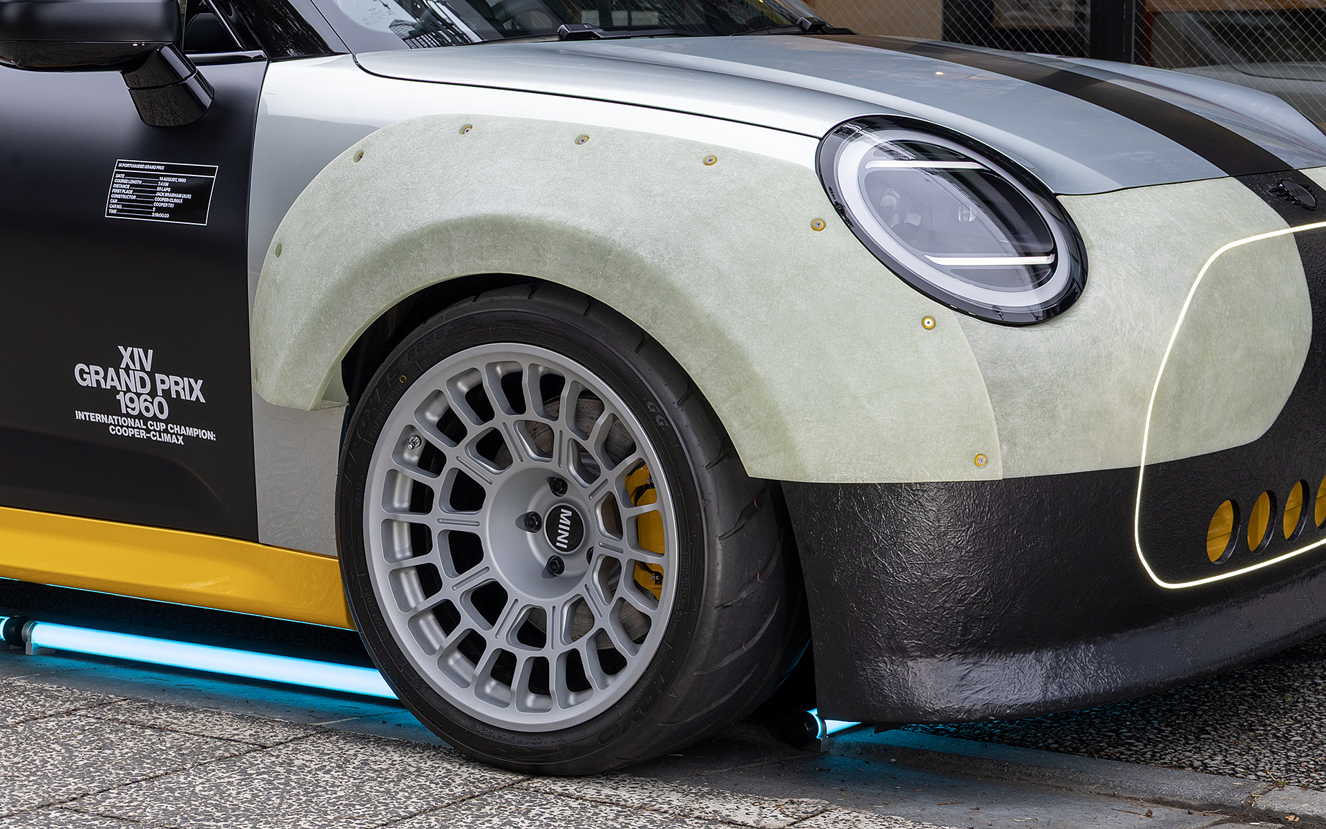 バンパーやフェンダーの造形はモータースポーツ由来ではあるが、カーボンではなくファイバー素材を使用。これはサーフボードをイメージしたチョイスとなる