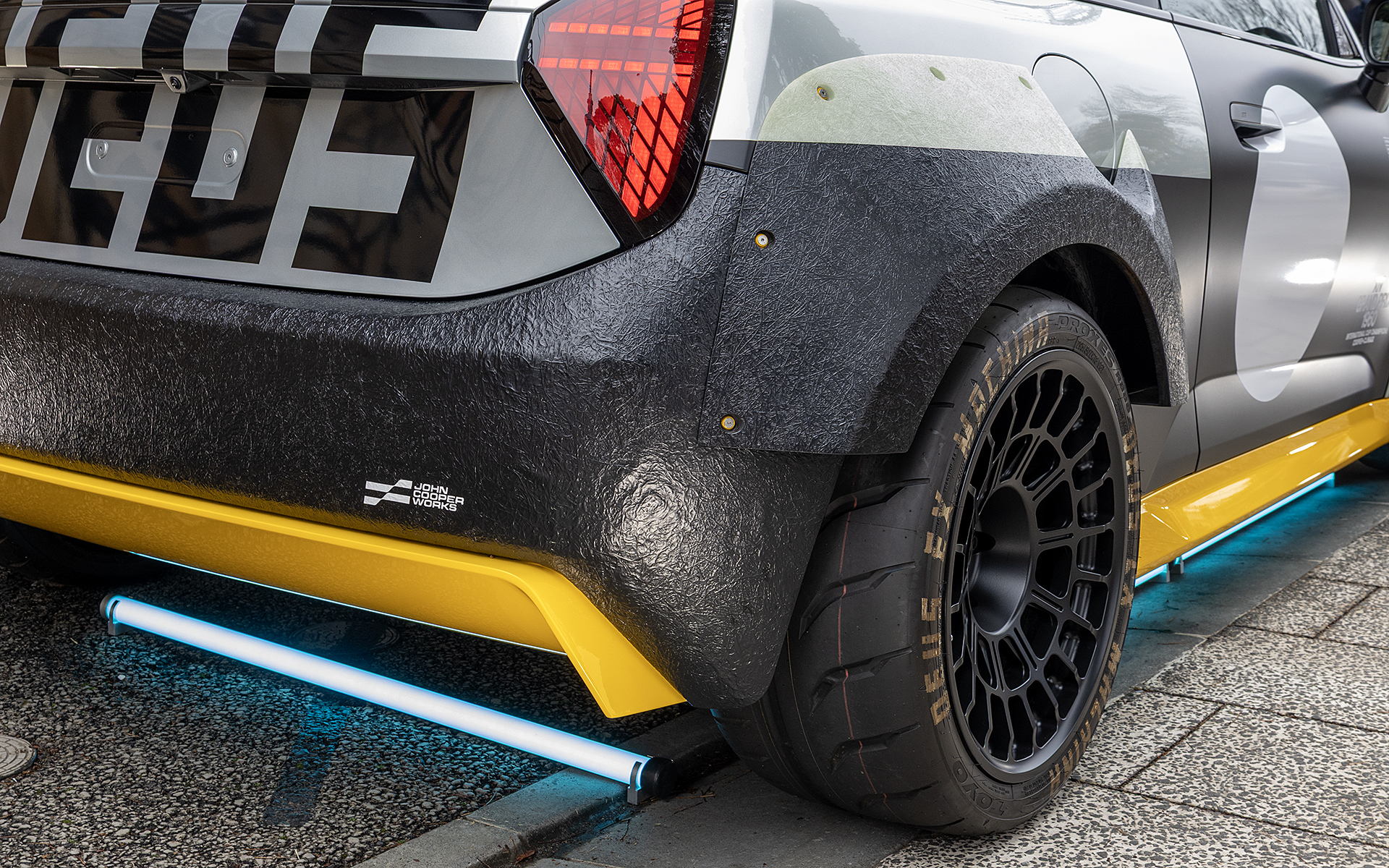 タイヤは前後ともTOYO TIRE「プロクセスR888R」というサーキット走行向けラジアルタイヤ。サイズはフロントが295/30R18、リアは295/30R18