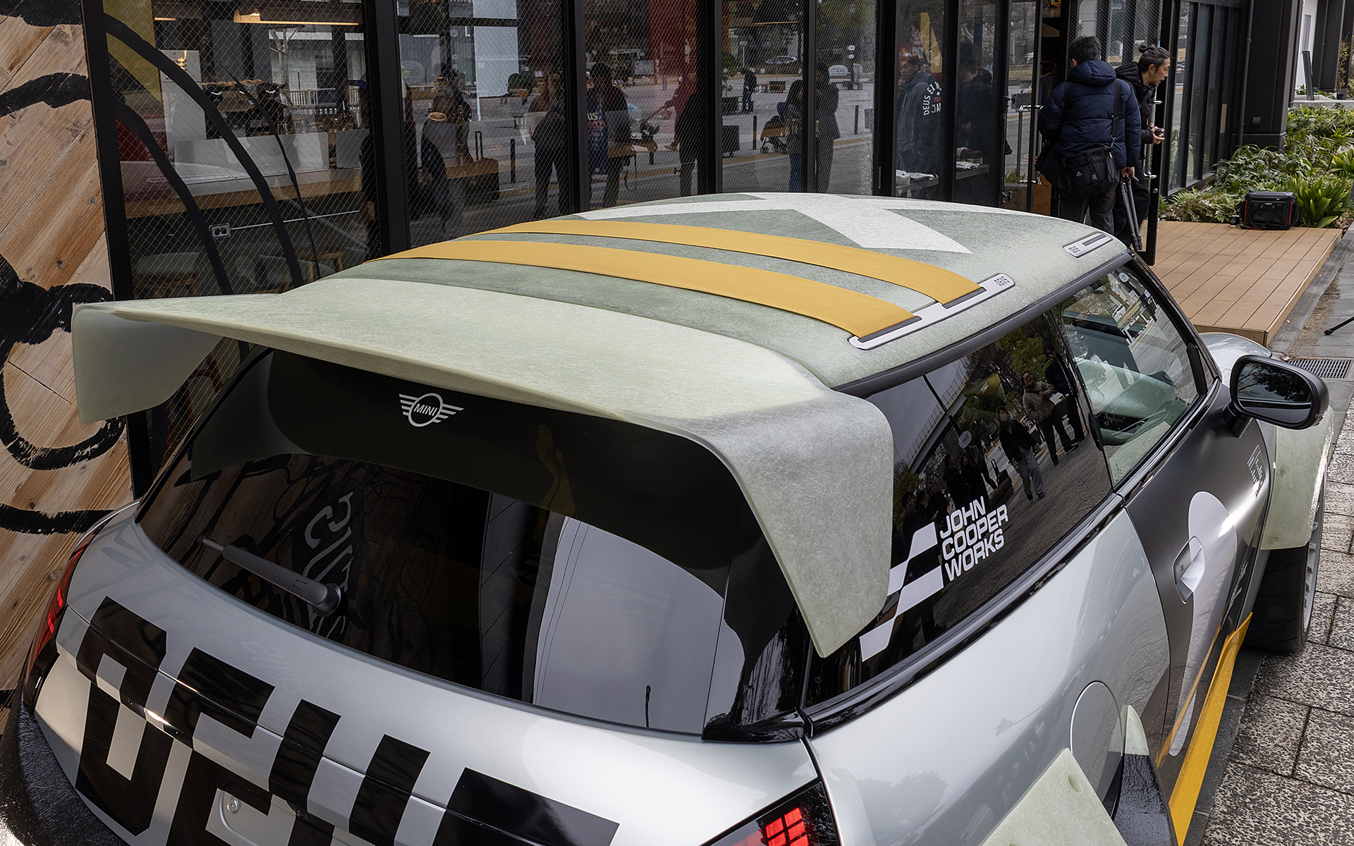 ルーフもファイバー素材に交換されている