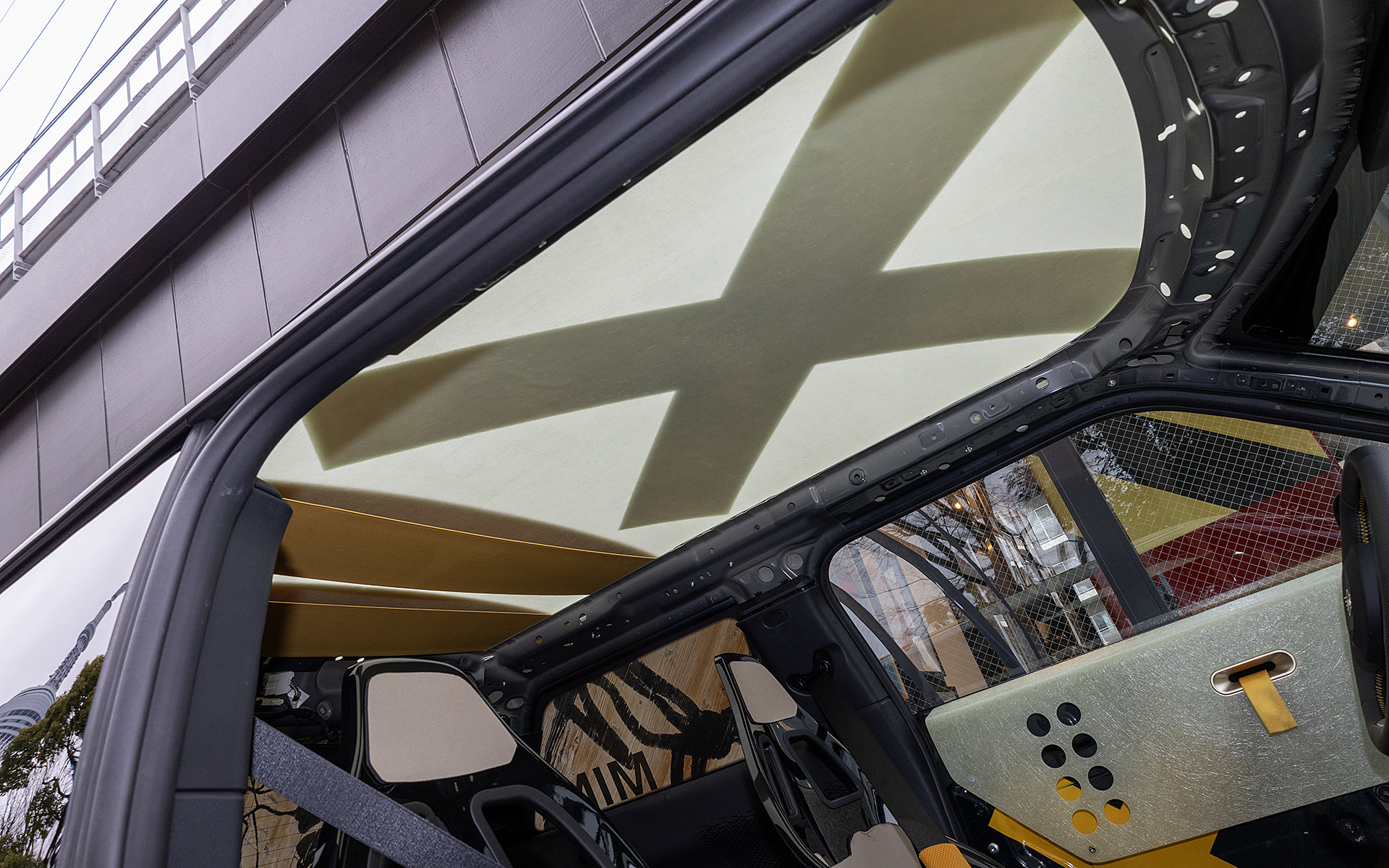 ルーフを単層のファイバー素材としてることで、外の明るさが室内に入ってくる。これを「自然を感じるもの」と表現している