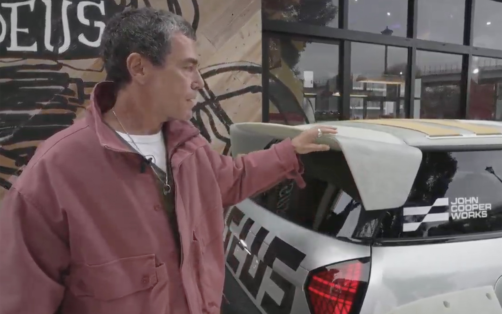 テールゲートのスポイラーはエアロパーツであると同時にルーフに積んだサーフボートの支えになるとのことだった。これはユニークな発想