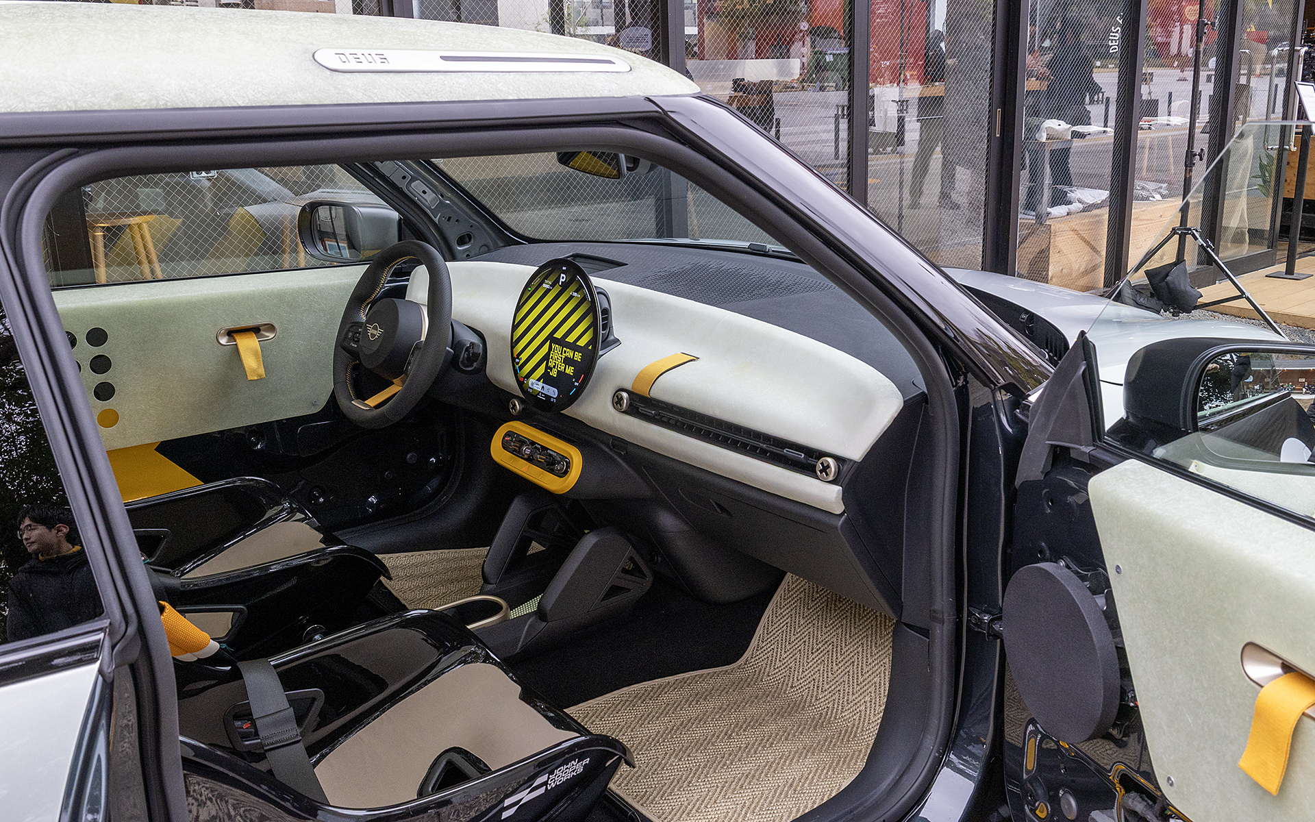 ダッシュボードやドアトリムにファイバー素材が使われている。モータースポーツ系のカスタムとはセンスが異なる