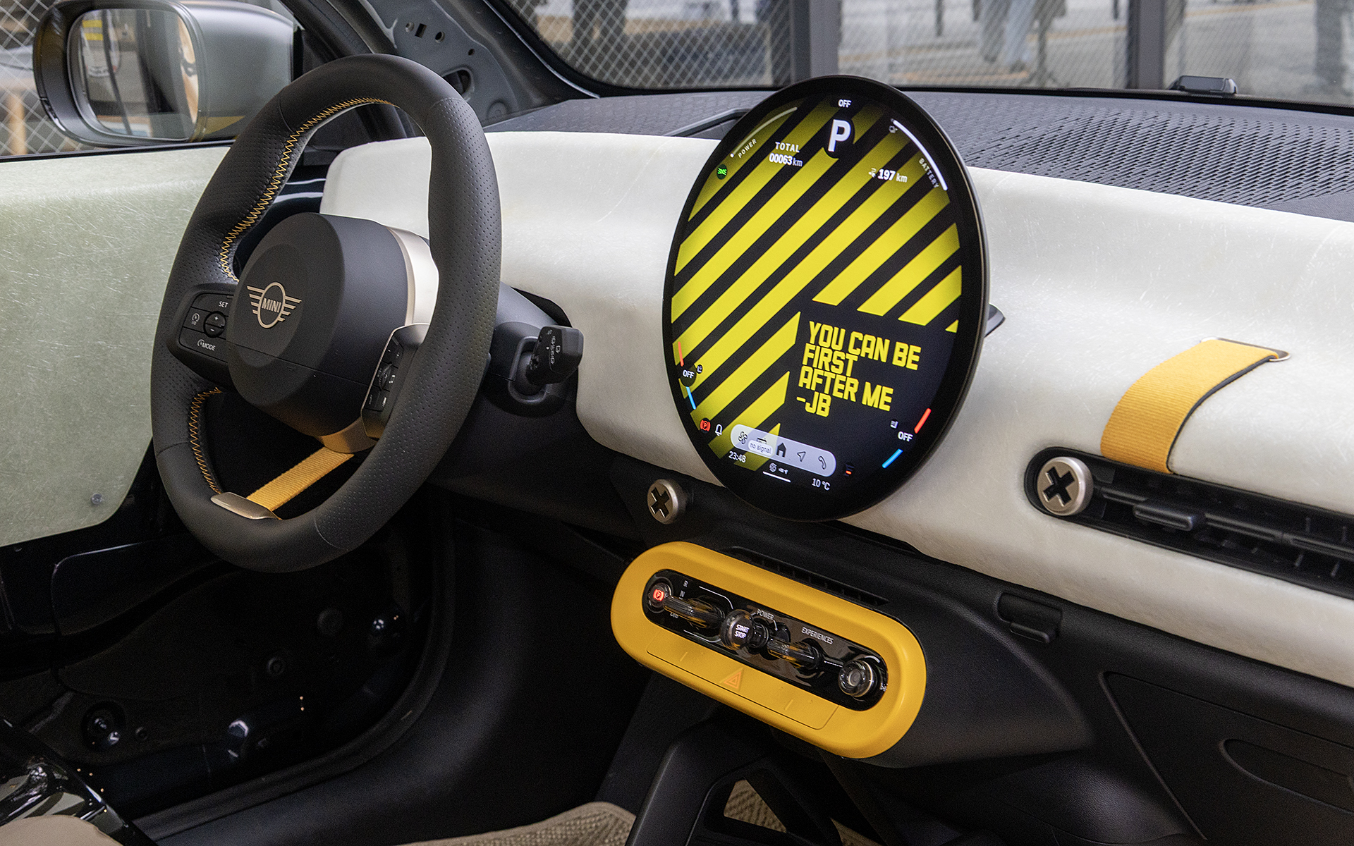 センターディスプレイに表示されるグラフィックは「ザ・スケッグ」オリジナルデザイン