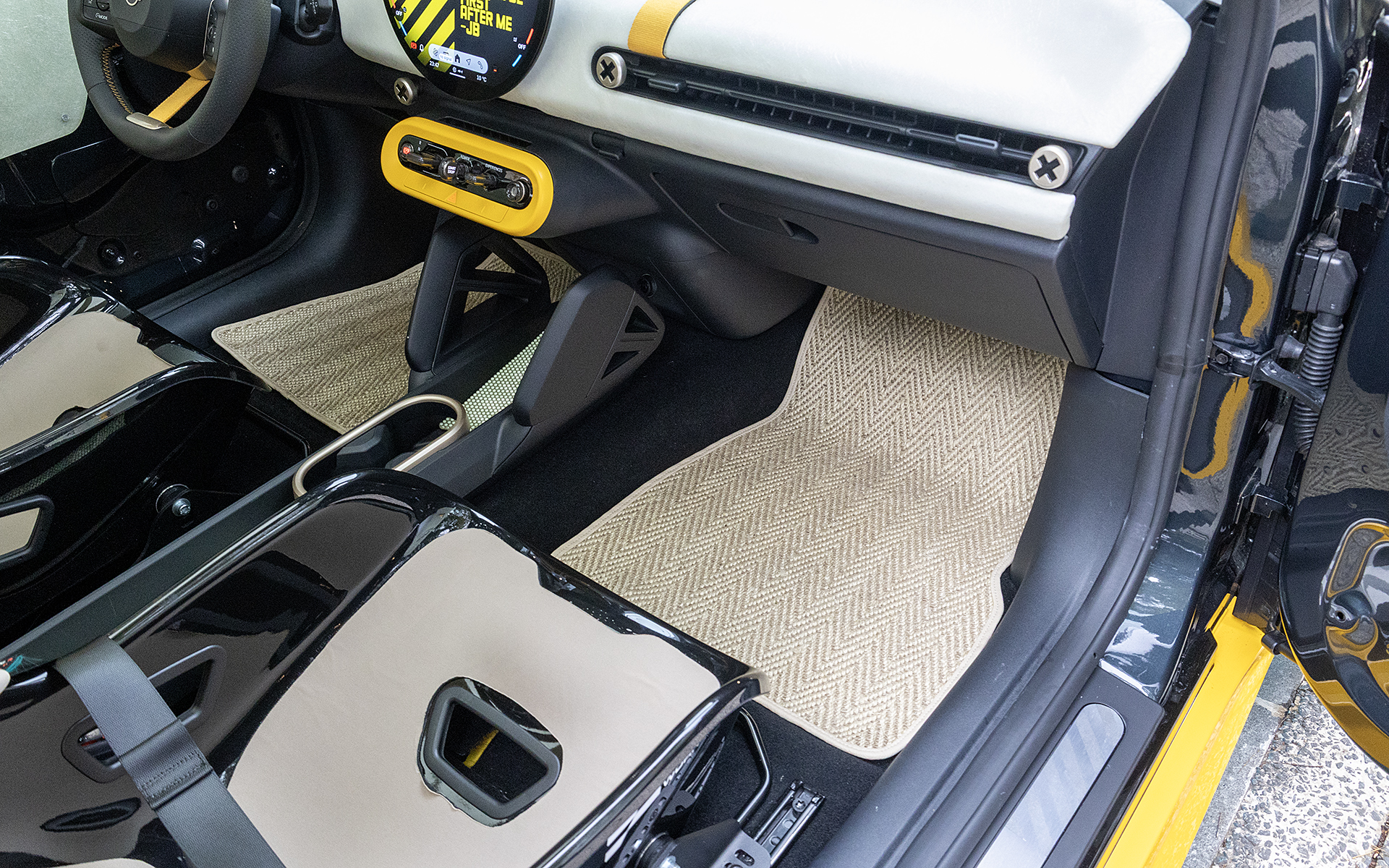 フロアカーペットはココナッツのカーペットとのこと