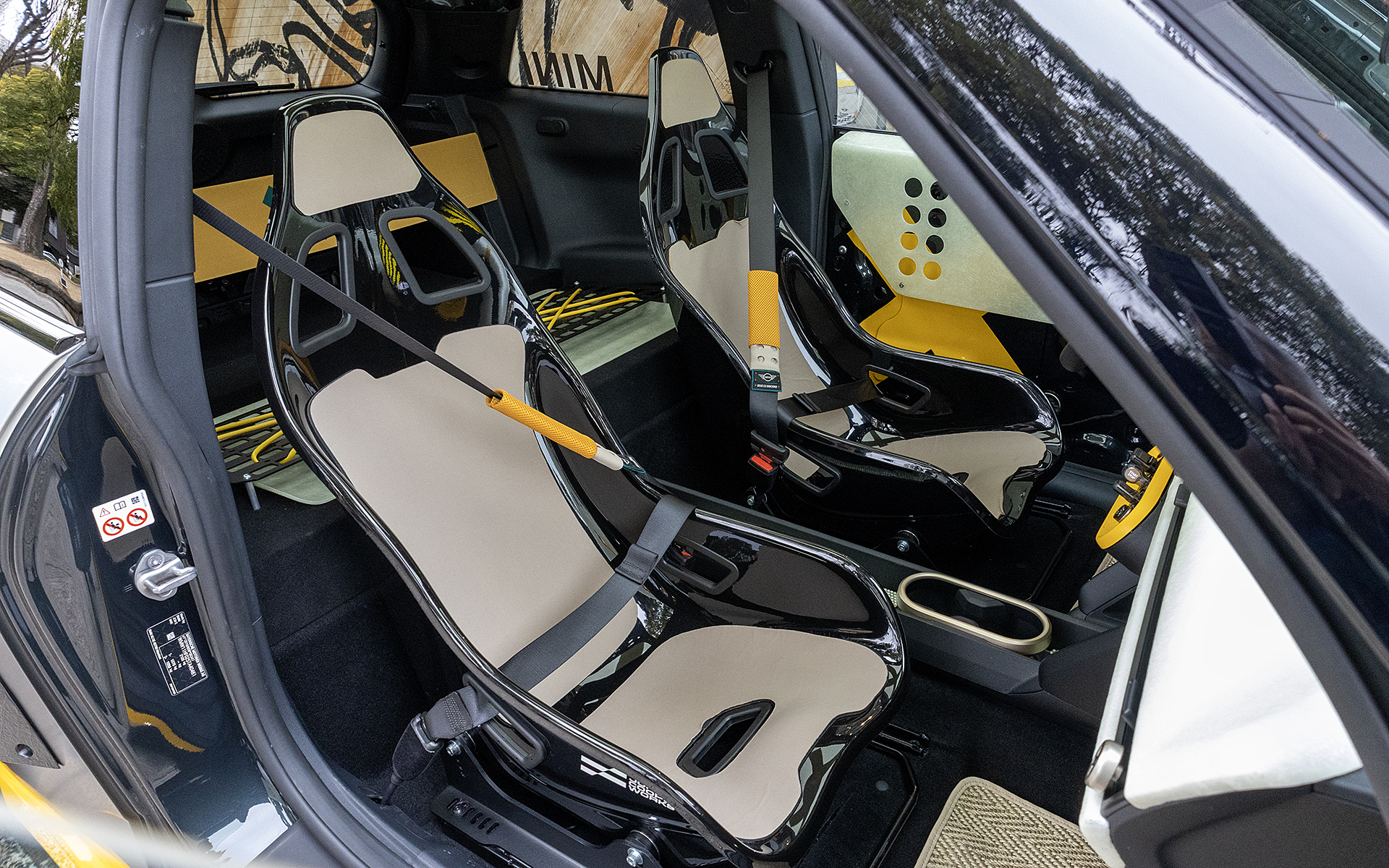 軽量のフルバケットシートをセット。クッション面はウェットスーツの素材を使用している