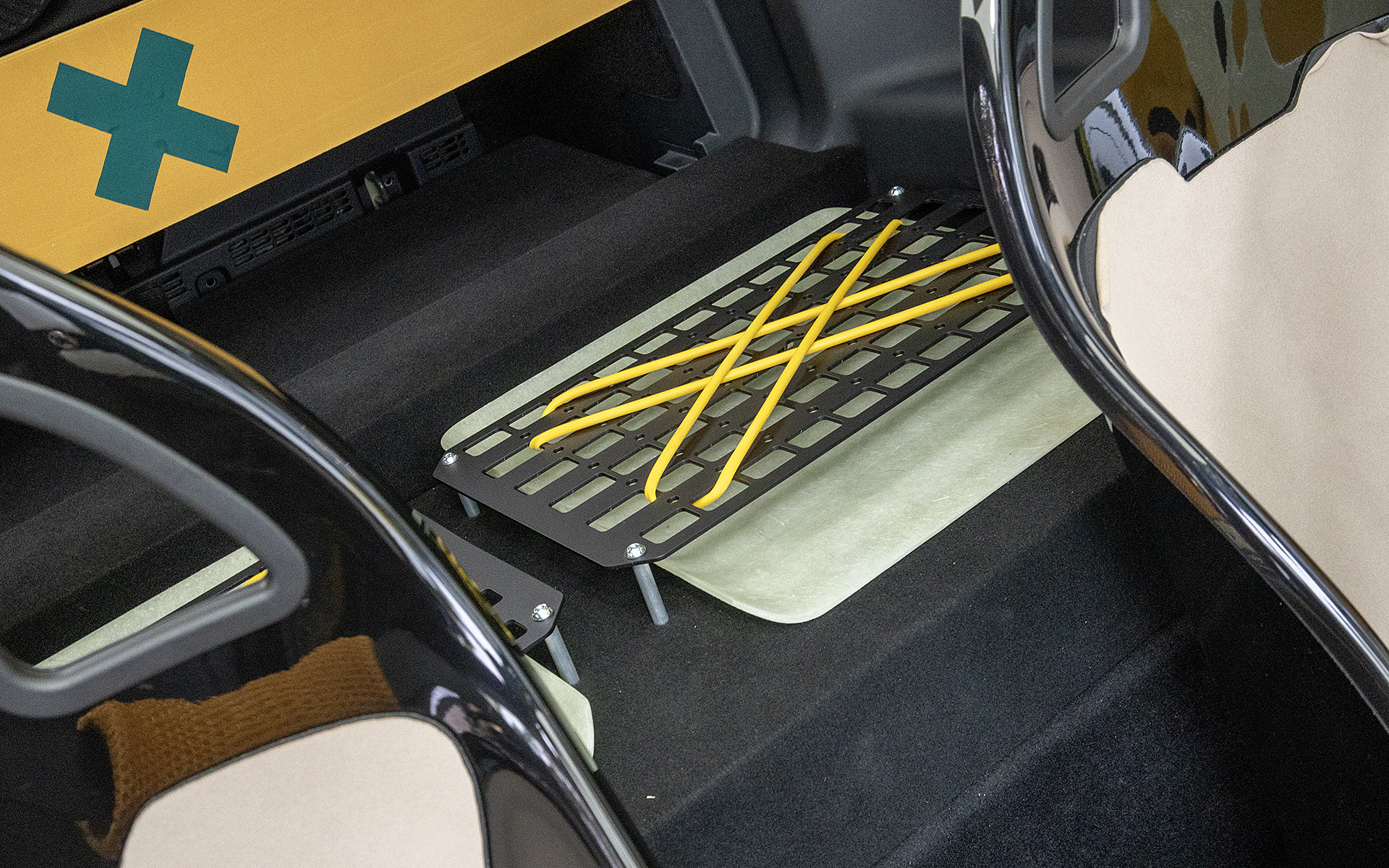 リアシートはウェットスーツを乾かすためのラックが装着されている