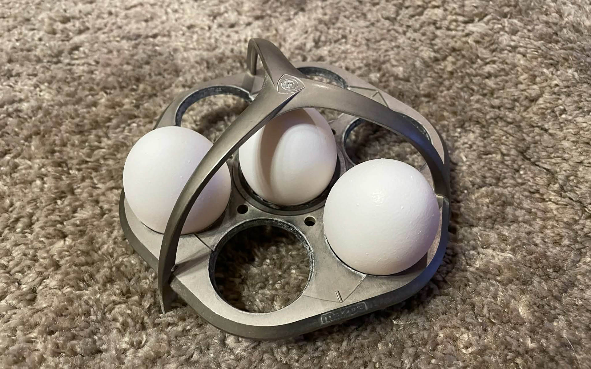 ゆで卵を3個、置いてみた