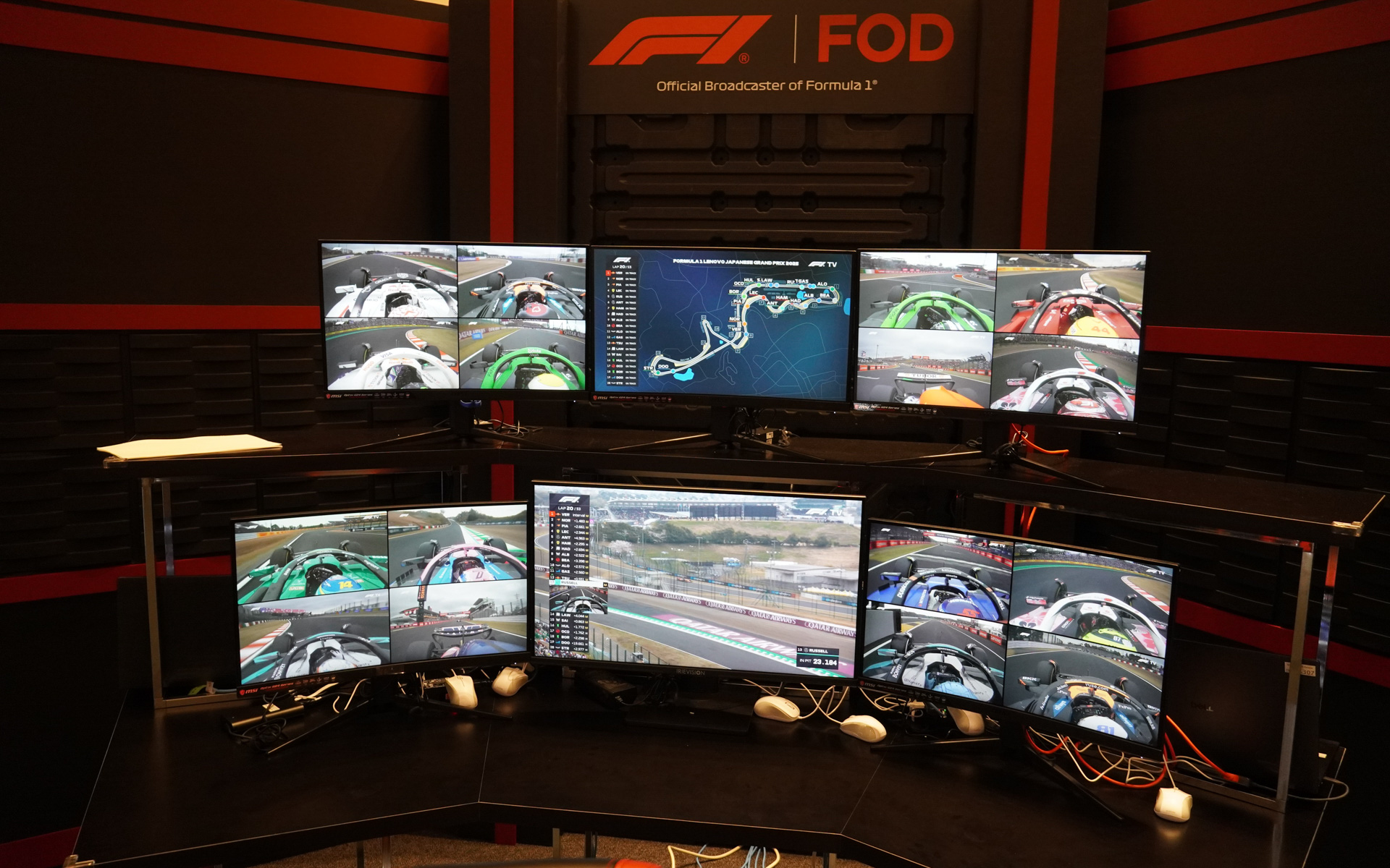 PCとモニターを6セット用意して最大表示。オンボードカメラはマルチビューを4面使って16台分を表示しているが、LIVE配信映像とデータ画面をマルチビューとすれば、出走22台のオンボードカメラ映像をすべて並べることも可能だ