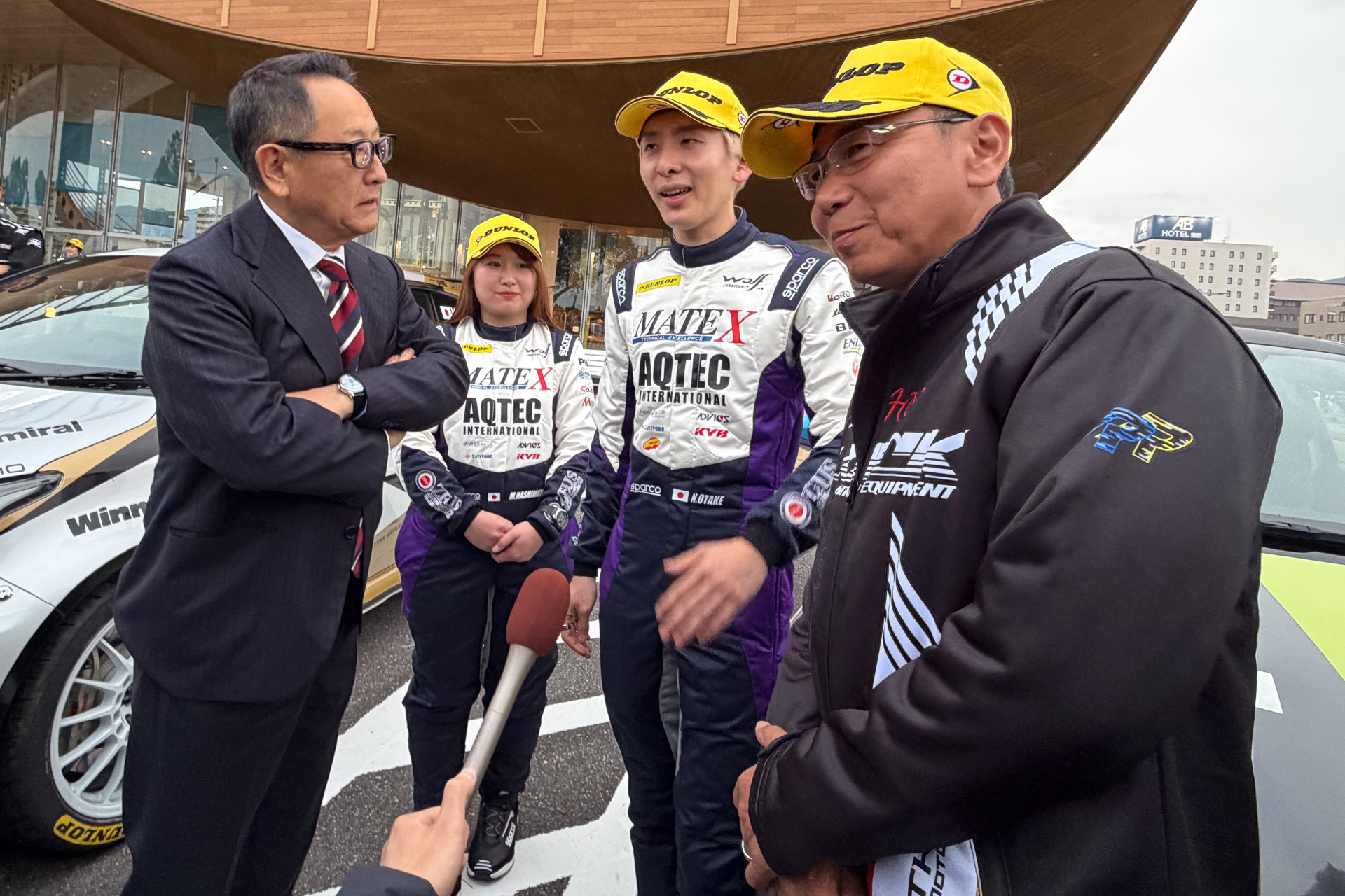 全日本ラリーを応援に訪れたトヨタ自動車株式会社 代表取締役会長 豊田章男氏（左）。大竹直生選手（中央右）とコドライバーの橋本美咲選手（中央左）、そして勝田範彦選手（右）