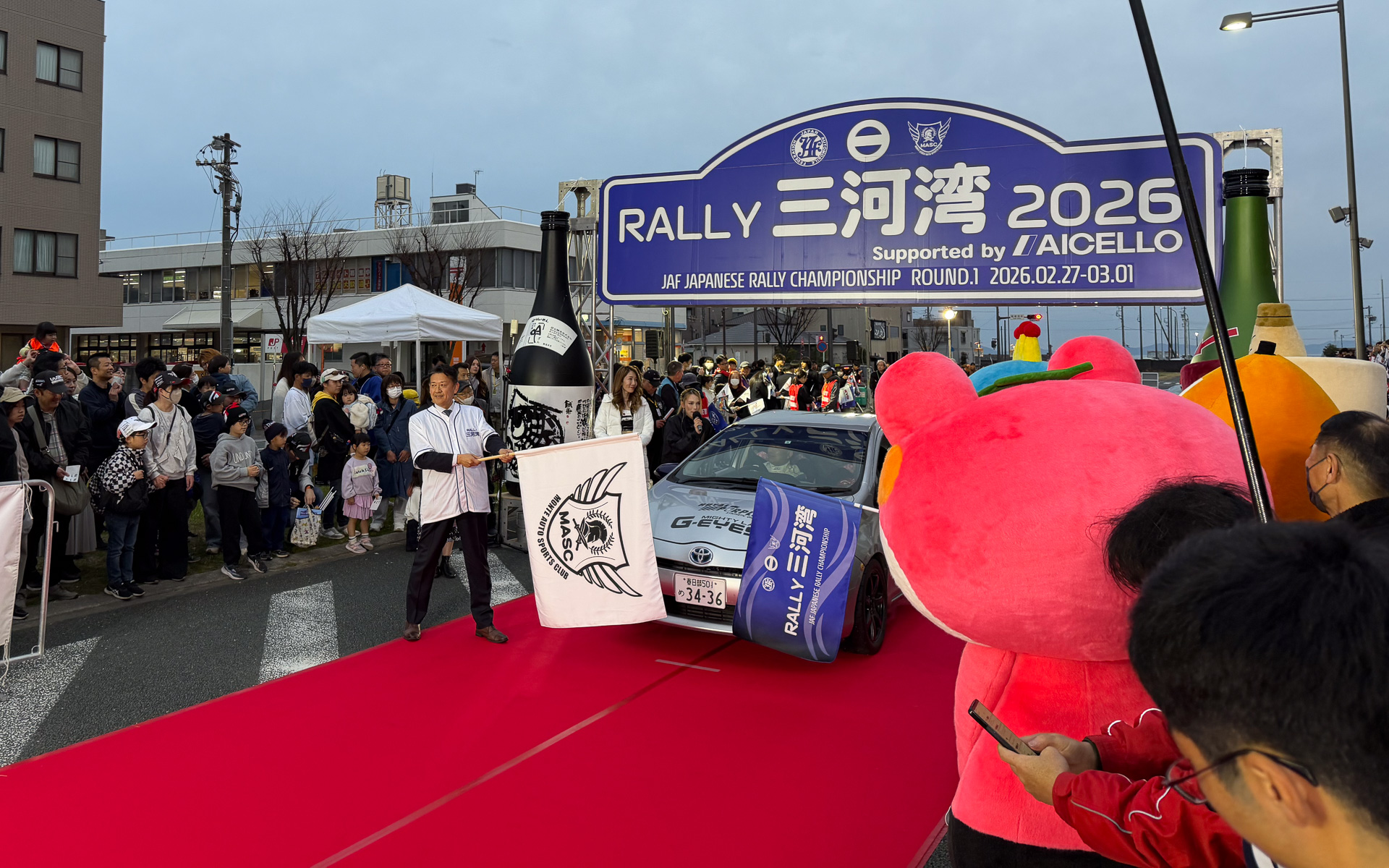 セレモニアルスタートでスタートフラッグを振る、蒲郡市 鈴木寿明市長