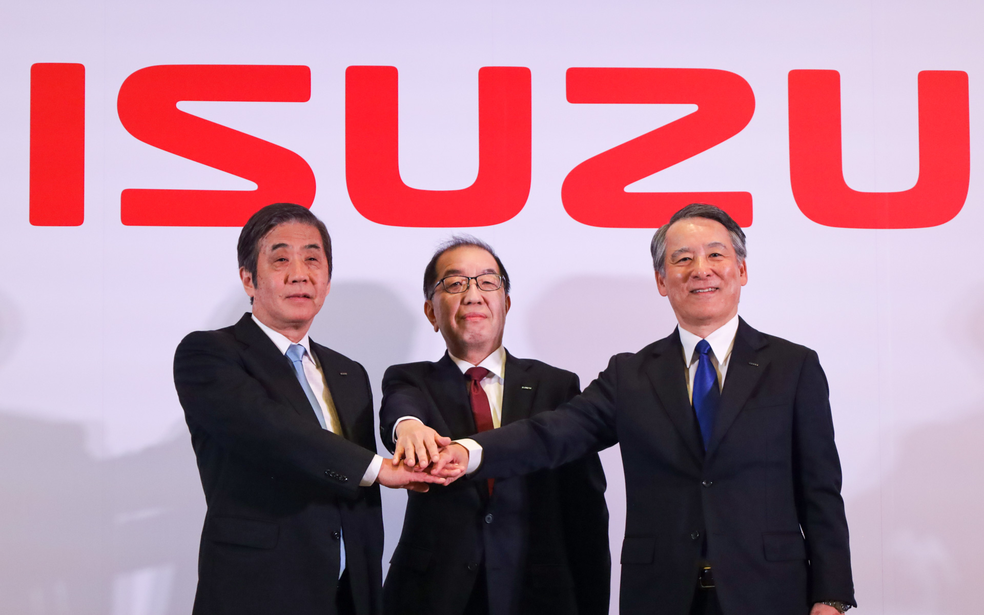 いすゞ自動車の現代表取締役 取締役会長 CEOの片山正則氏（左）、新社長となる山口真宏氏（中央）、現代表取締役 取締役社長 COOの南真介氏（右）