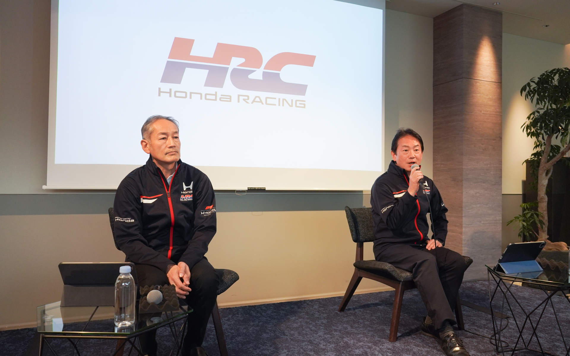 プレスブリーフィングは渡辺康治氏（右）と武石伊久雄氏（左）に質問する形で行なわれた