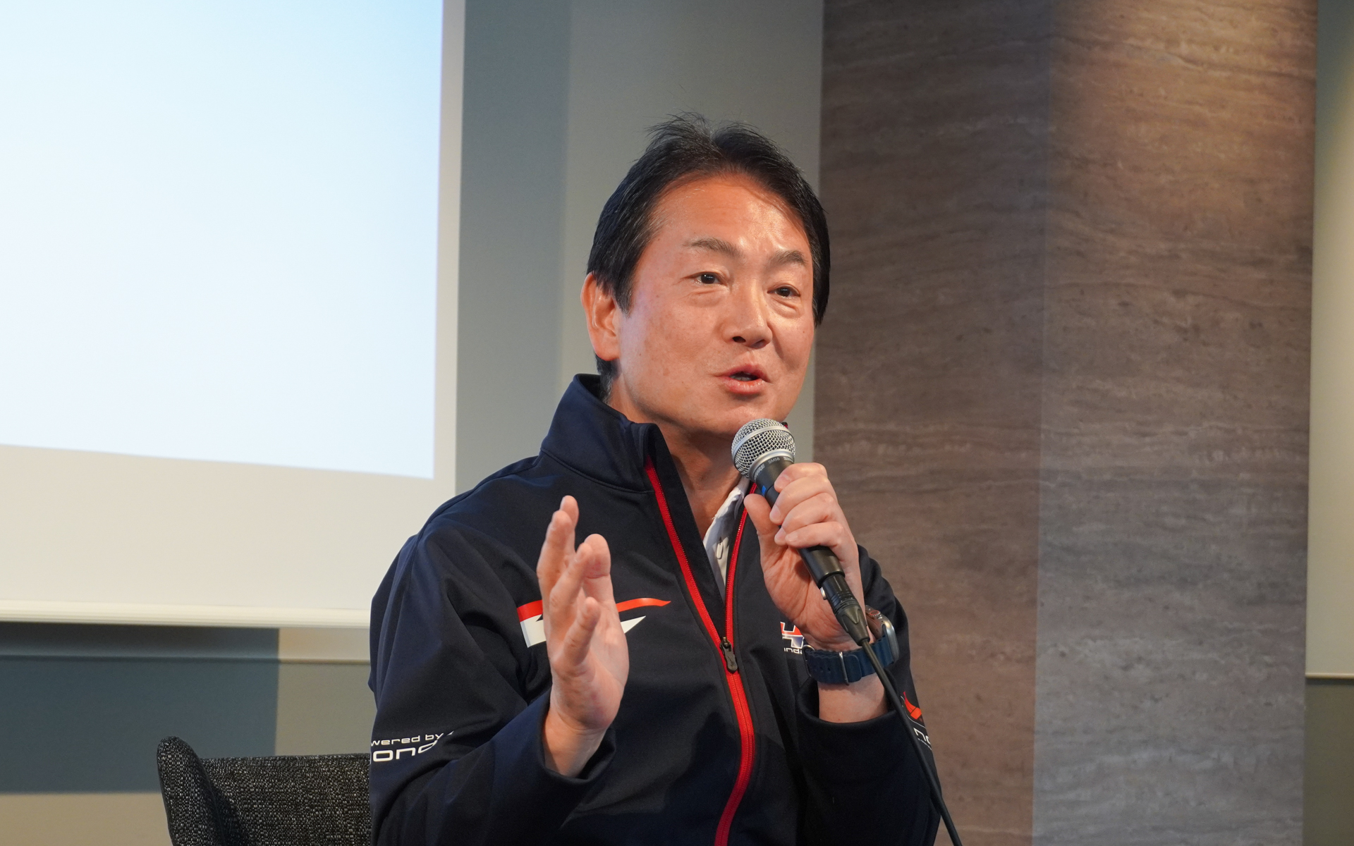説明を行なう株式会社ホンダ・レーシング 代表取締役社長 渡辺康治氏