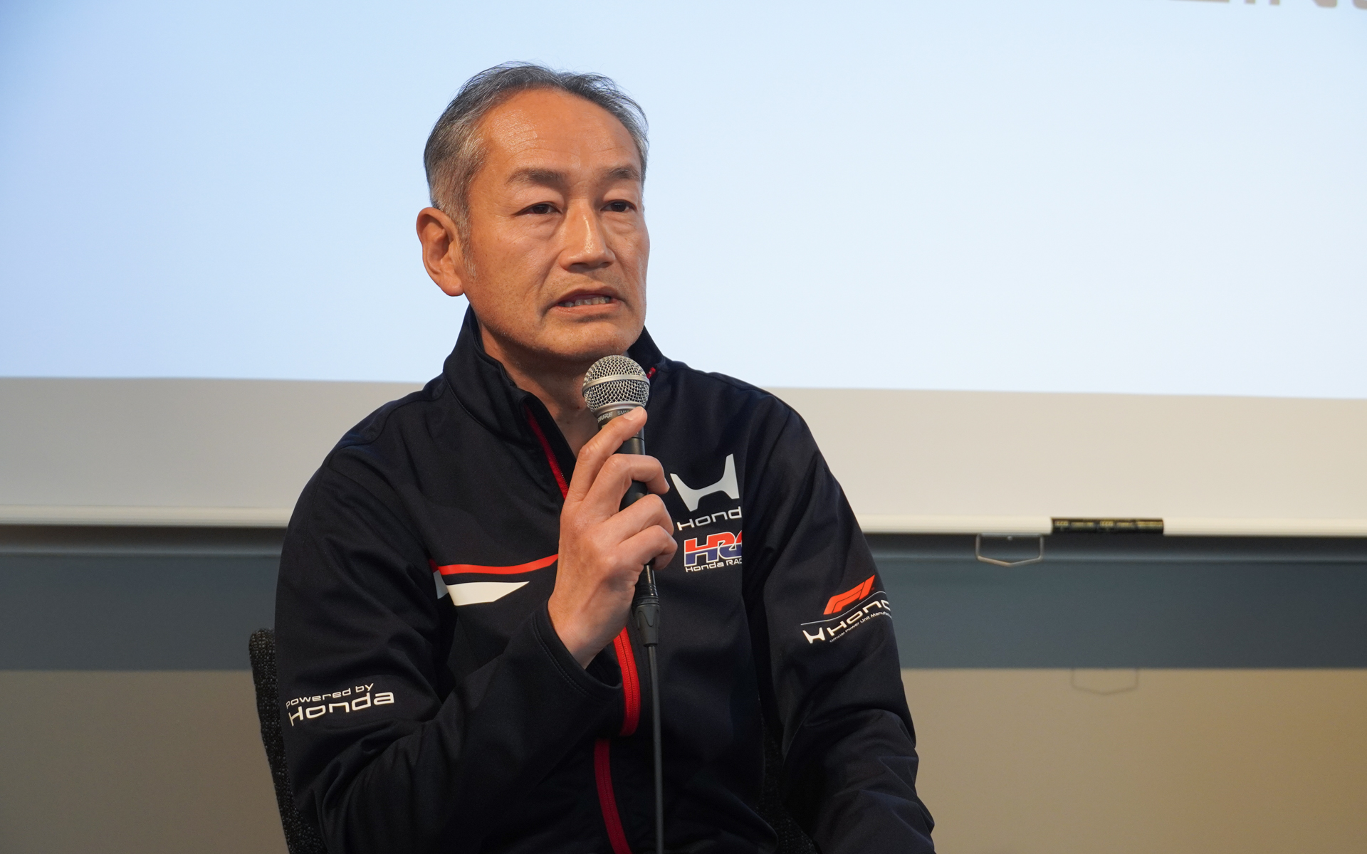 技術的な現状を説明する株式会社ホンダ・レーシング 専務取締役 武石伊久雄氏
