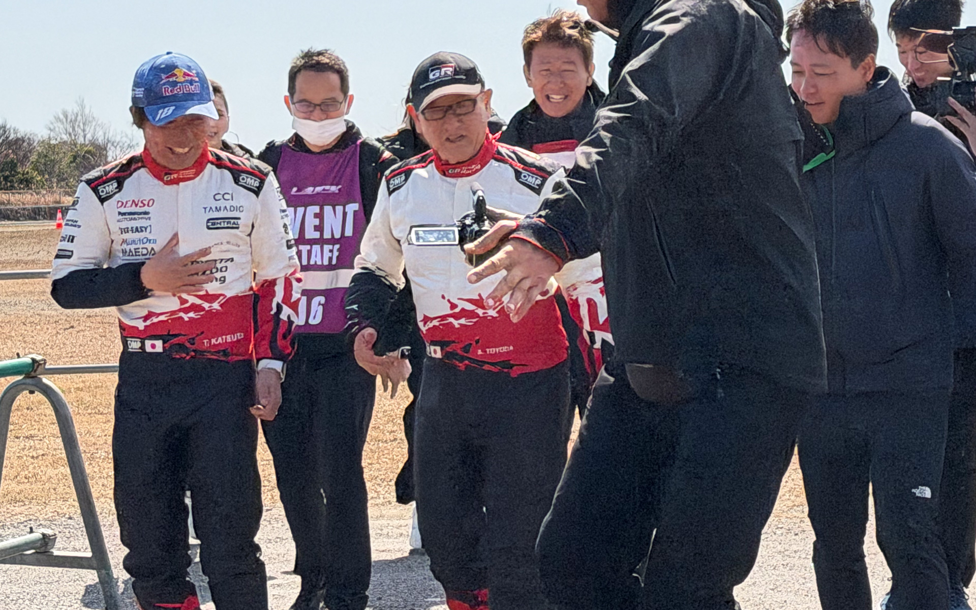 デモランを終え、豊田章男会長とピットに向かう勝田貴元選手