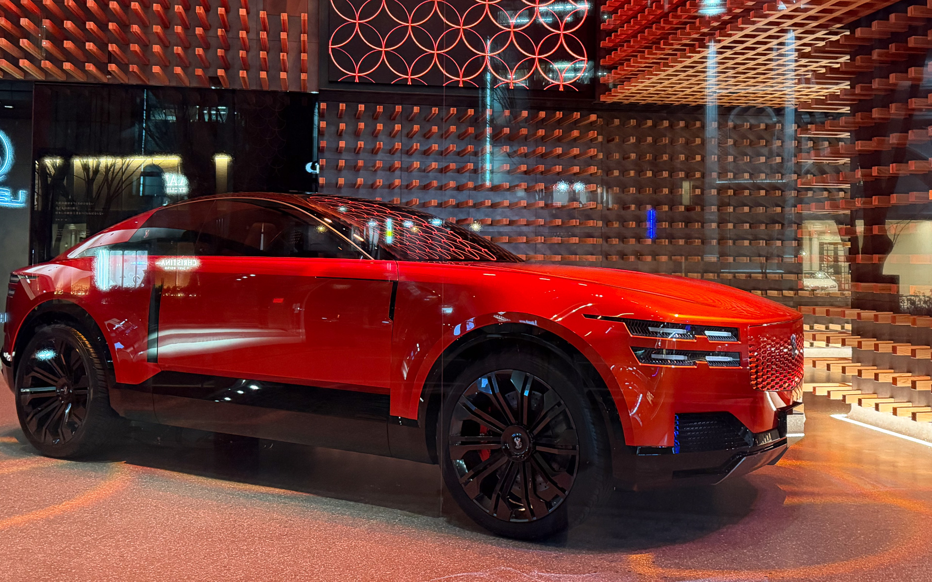 ジャパンモビリティショーでは見るのに時間がかかったセンチュリークーペを、間近で見ることができる。ただ、現在は開館前のためガラス越し