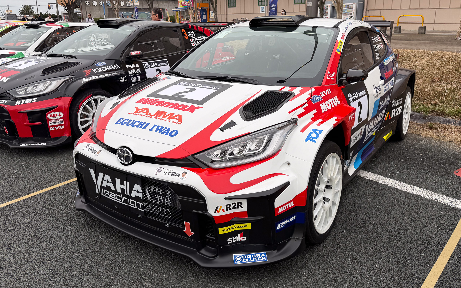 歌舞伎の隈取りのようなデザインが描かれた新井大輝/坂井理崇組のGRヤリス ラリー2。2026年シーズンのラリーシーンで重要なポジションを占めていくことになるだろう