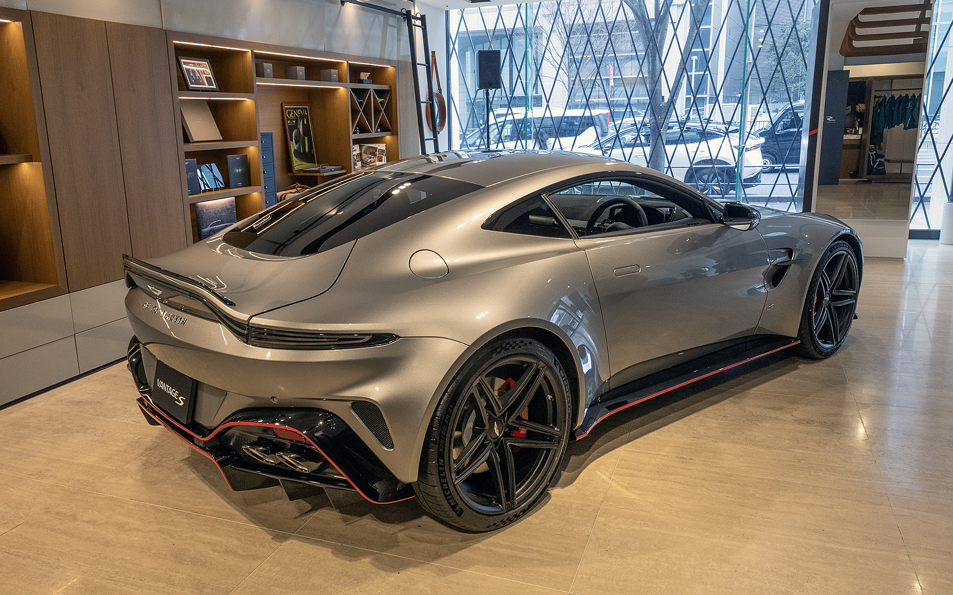 ヴァンテージSはFR（フロントエンジン/後輪駆動）にこだわり、最新テクノロジーを搭載した高性能シャシーを投入