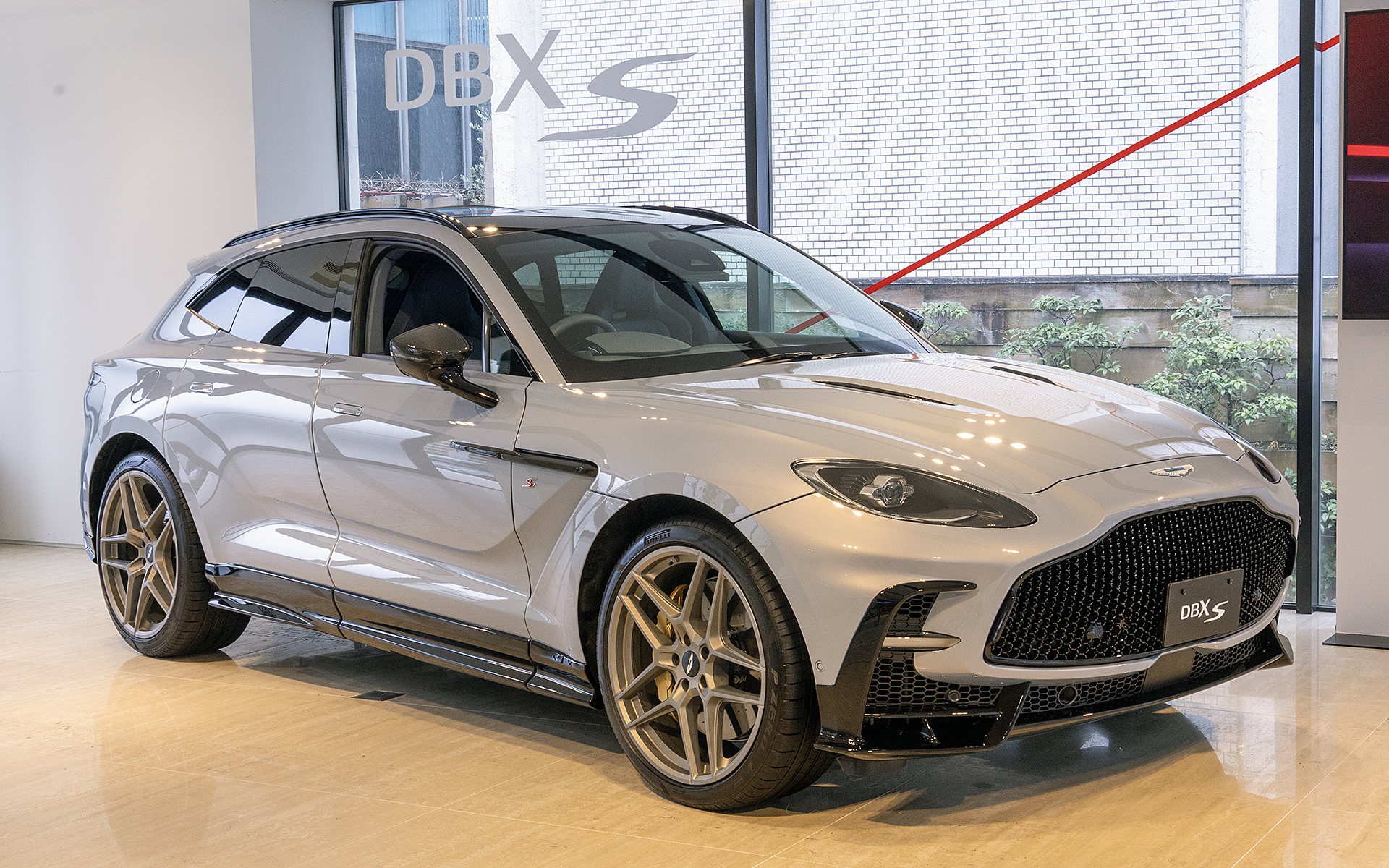 アストンマーティンのSUVである「DBX」のフラグシップモデル「DBX S」