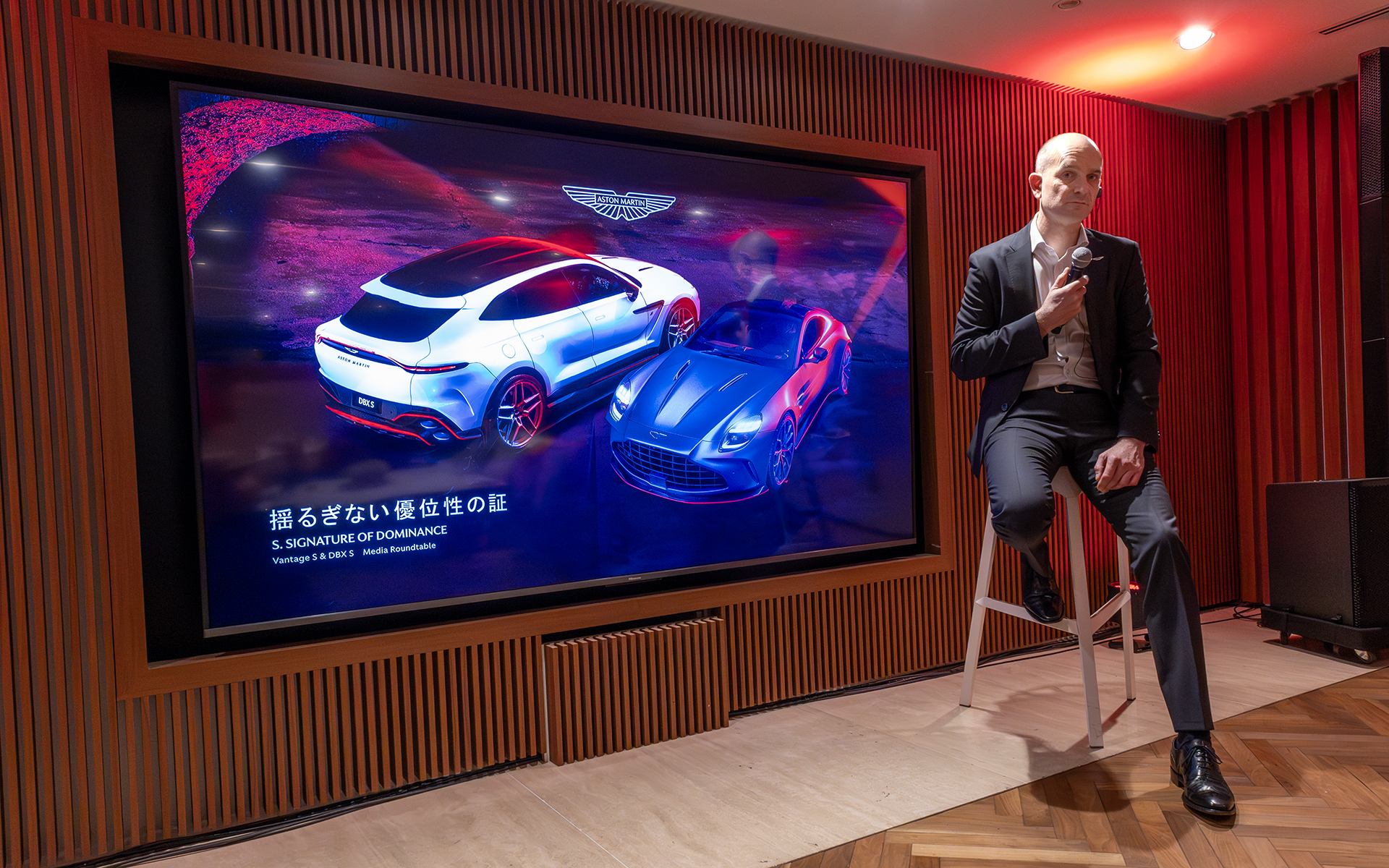 質疑応答で参加メディアの質問に答えるニール氏。筆者の質問にもていねいに対応してくれた