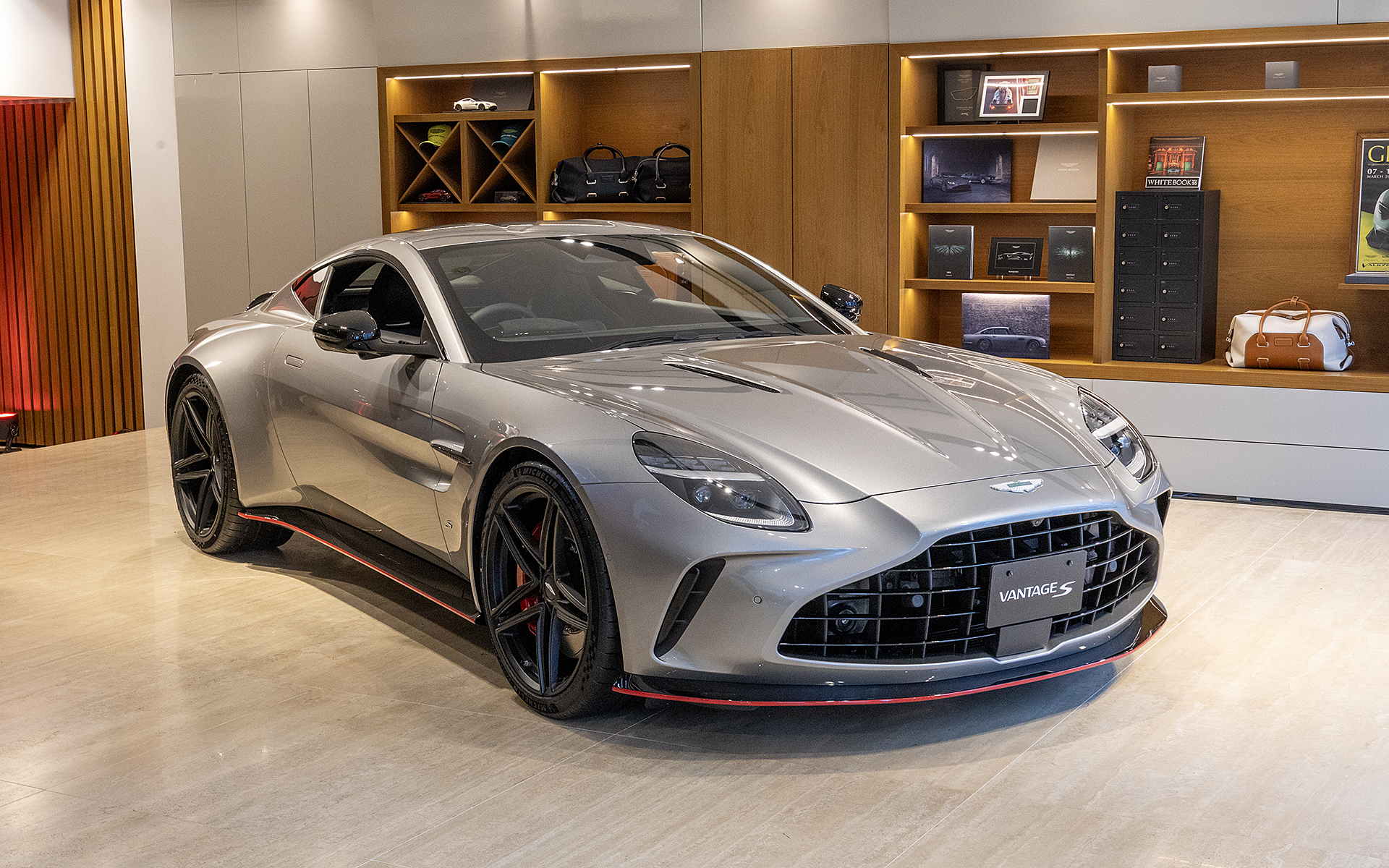 ボディサイズは4495×1980×1272（全長×全幅×全高）。ホイールベースは2705mm。エンジンはV型8気筒4.0リッターツインターボで最高出力680PS（500kW）/6000rpm。最大トルクは800Nm/3000-6000rpm。最高速度は325km/h、0-100km/hは3.4秒、200km/hまでが10.1秒と公表されている。車両価格は2760万円