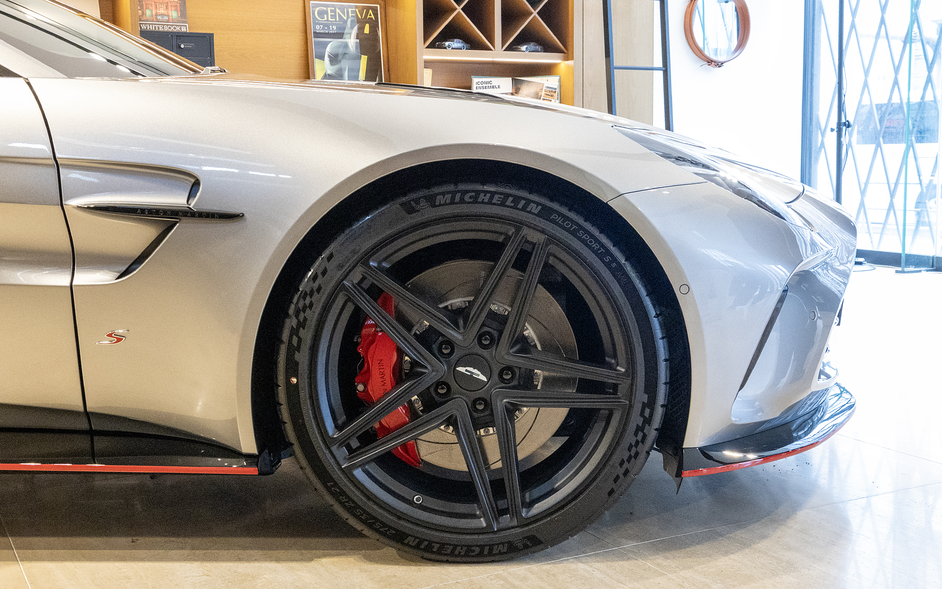 タイヤサイズはフロントが275/35ZR21（左）、リアは325/30ZR21（右）