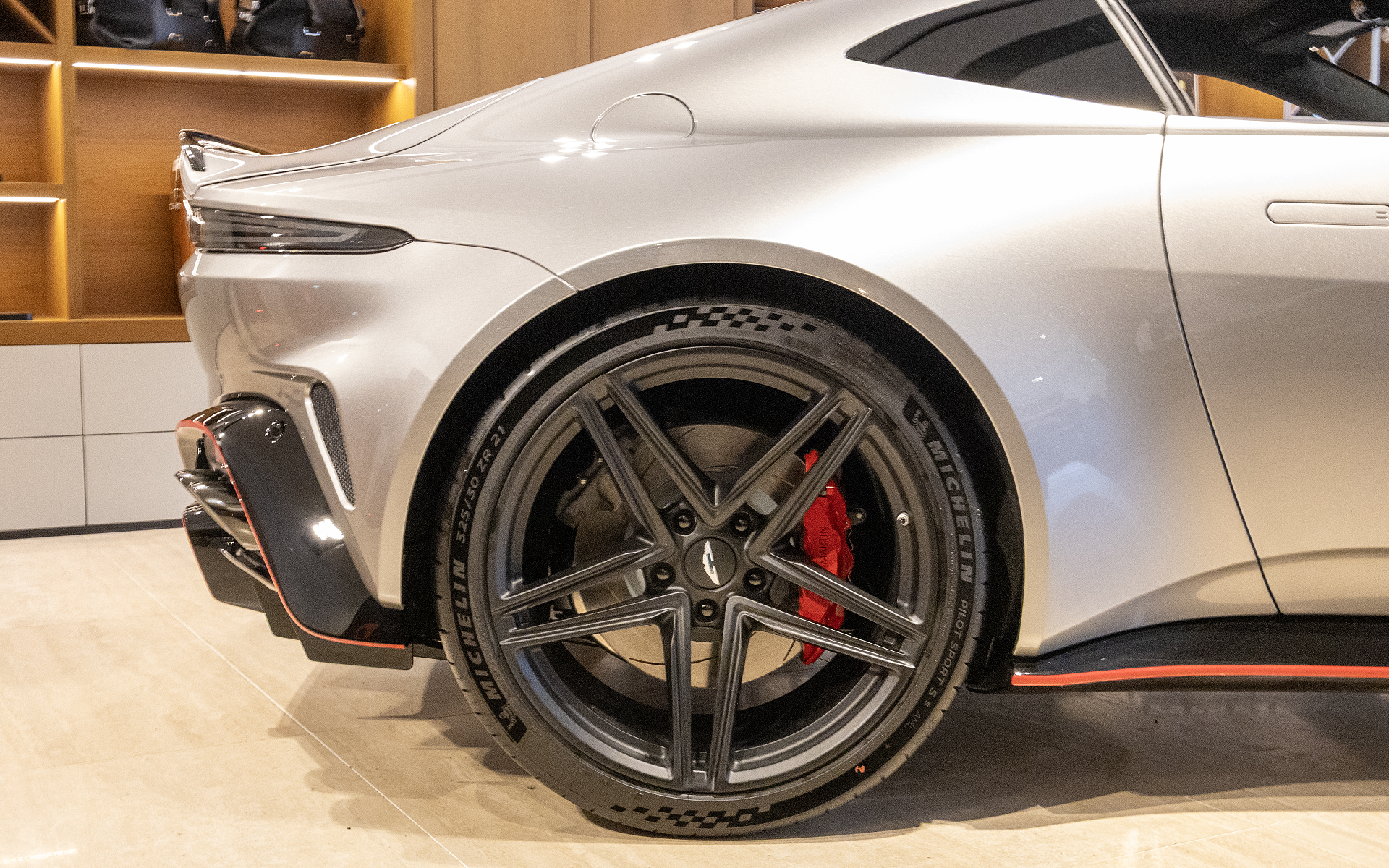 タイヤサイズはフロントが275/35ZR21（左）、リアは325/30ZR21（右）