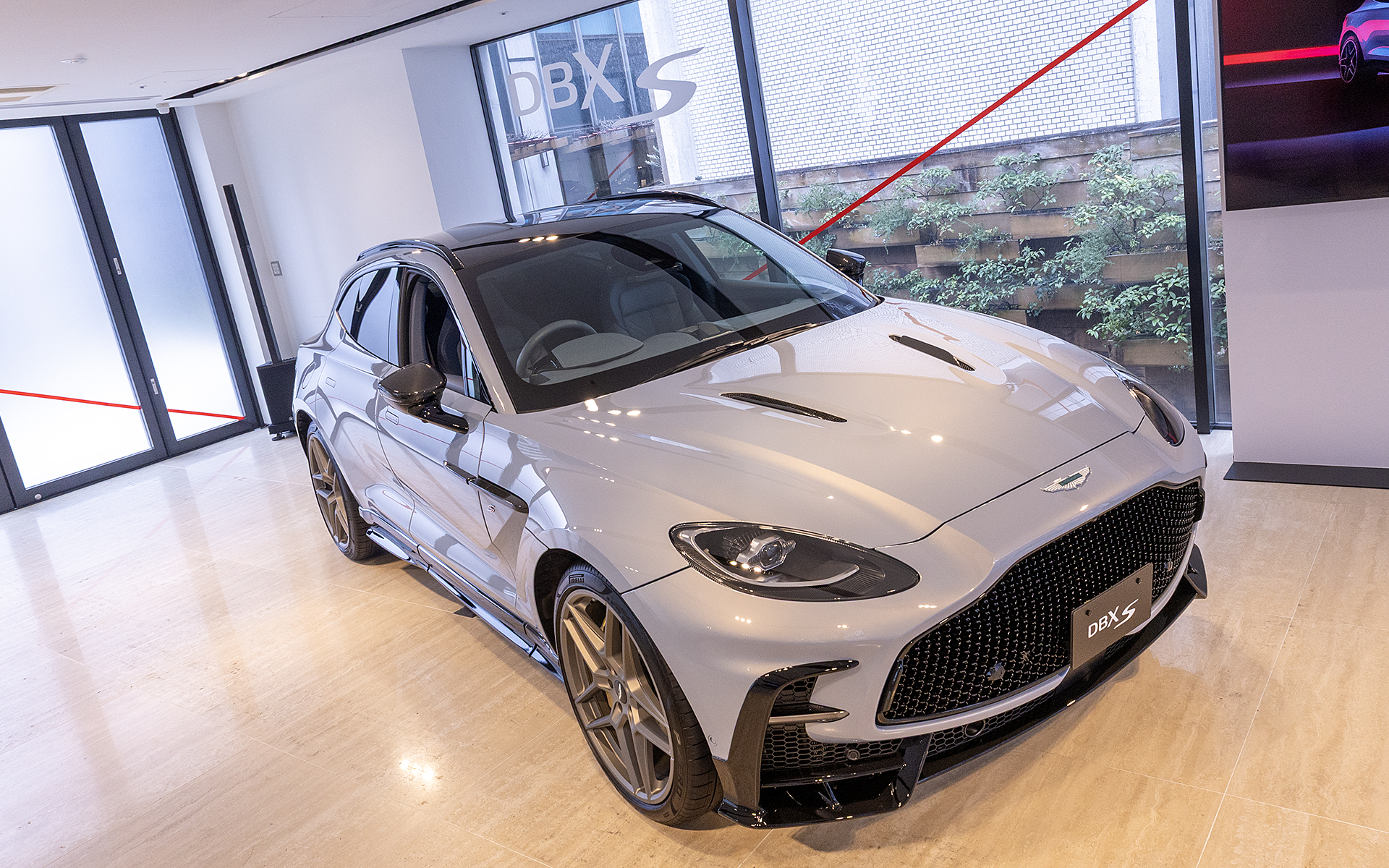 DBX Sのボディサイズは5039×2175×1680（全長×全幅×全高）。ホイールベースは3060mm。エンジンはV型8気筒4.0リッターツインターボで最高出力535kW（727PS）/6250rpm。最大トルクは900Nm/3000-5250rpm。最高速度は310km/h、0-100km/hは3.3秒。車両価格は3590万円