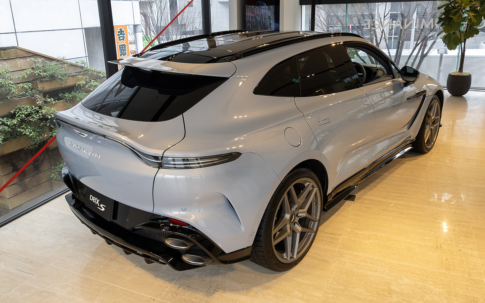 駆動方式は4WD。マフラーは縦型に並んだ左右4本出し。ボディ下部のパーツにはラインが入り、ラインの色はレッド、シルバー、グリーンから選択できる