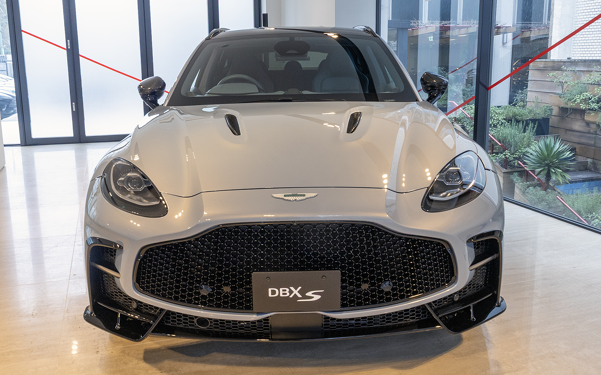 フロントグリルはハニカム形状のデザインを採用。ここだけで約3kgの軽量化