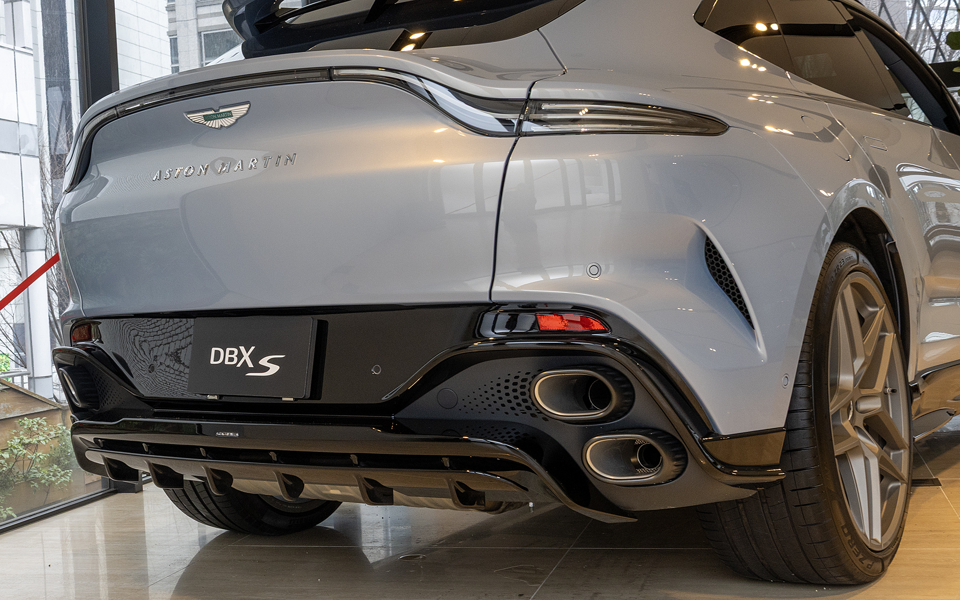 マフラーは縦に並んだデザインで、左右振り分けの4本出し