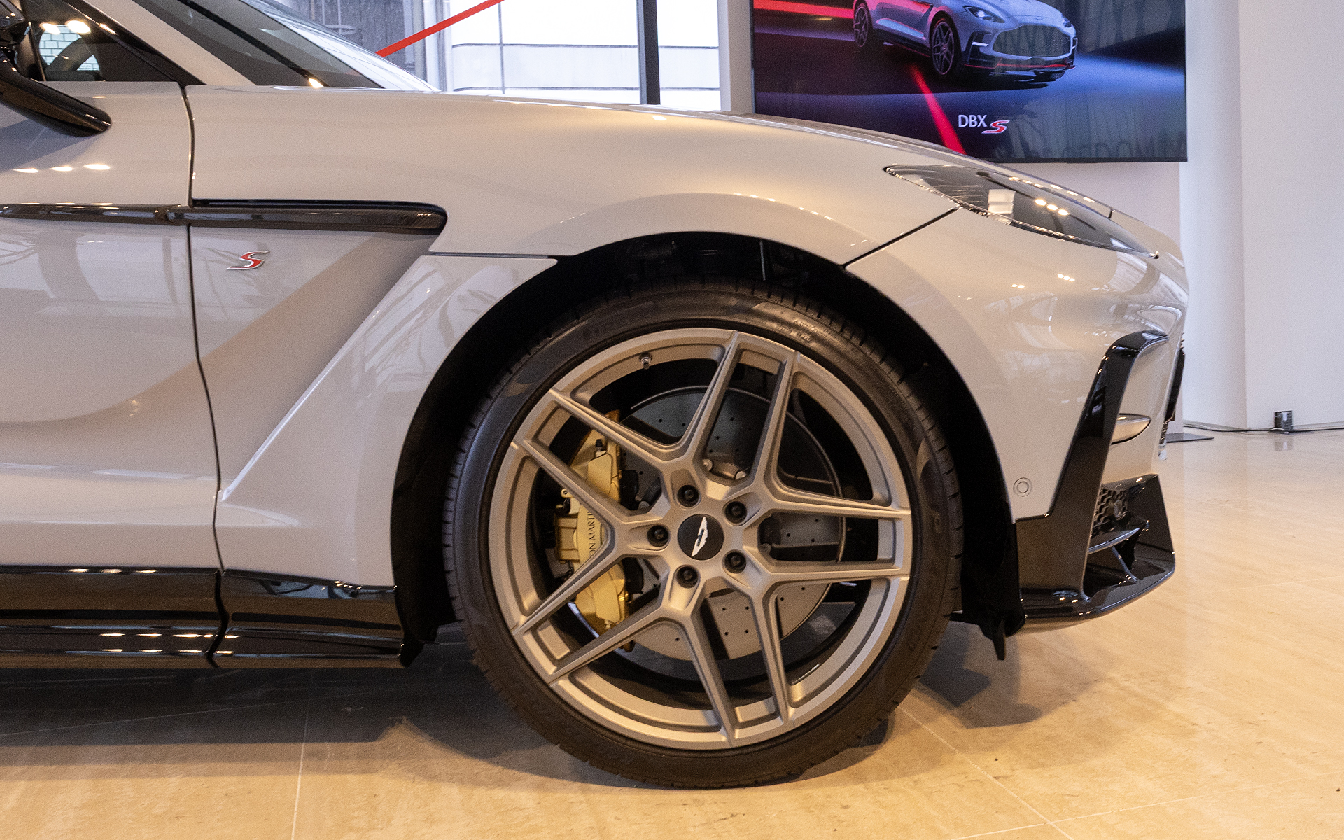 リアホイールのサイズは23インチ×11.5J。タイヤサイズは325/35R23