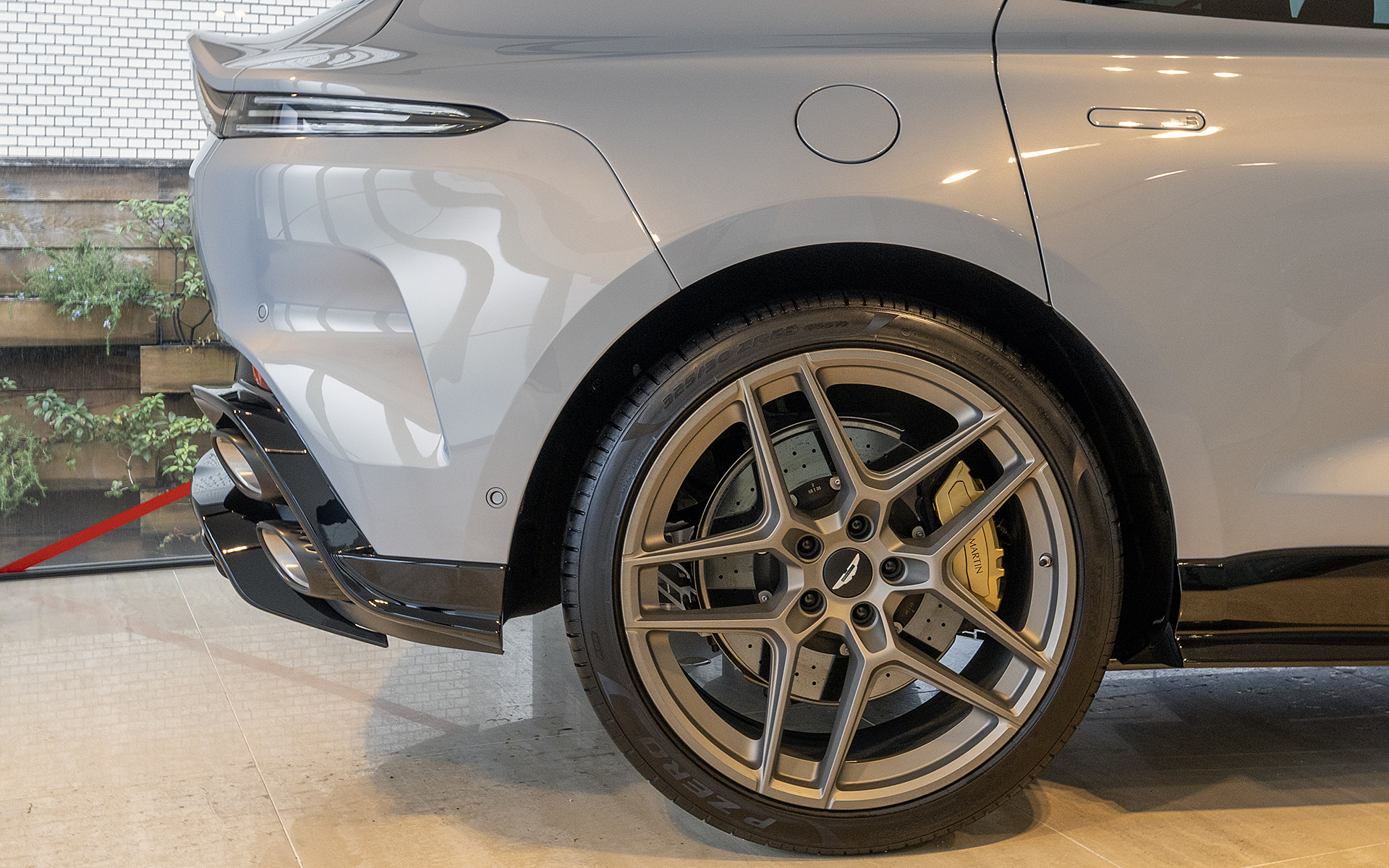 鍛造マグネシウムのフロントホイール。アルミホイールより1本あたり約5kgも軽い。サイズは23インチ×10.0J。タイヤサイズは285/40R23