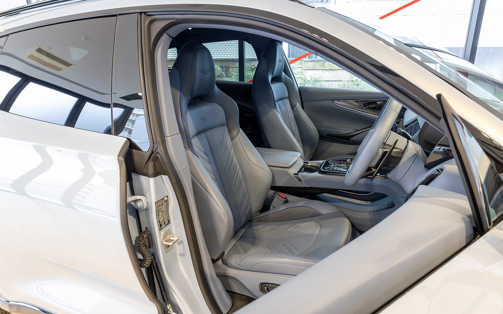 DBX Sのインテリア。ヴァンテージSと基本的に同じ