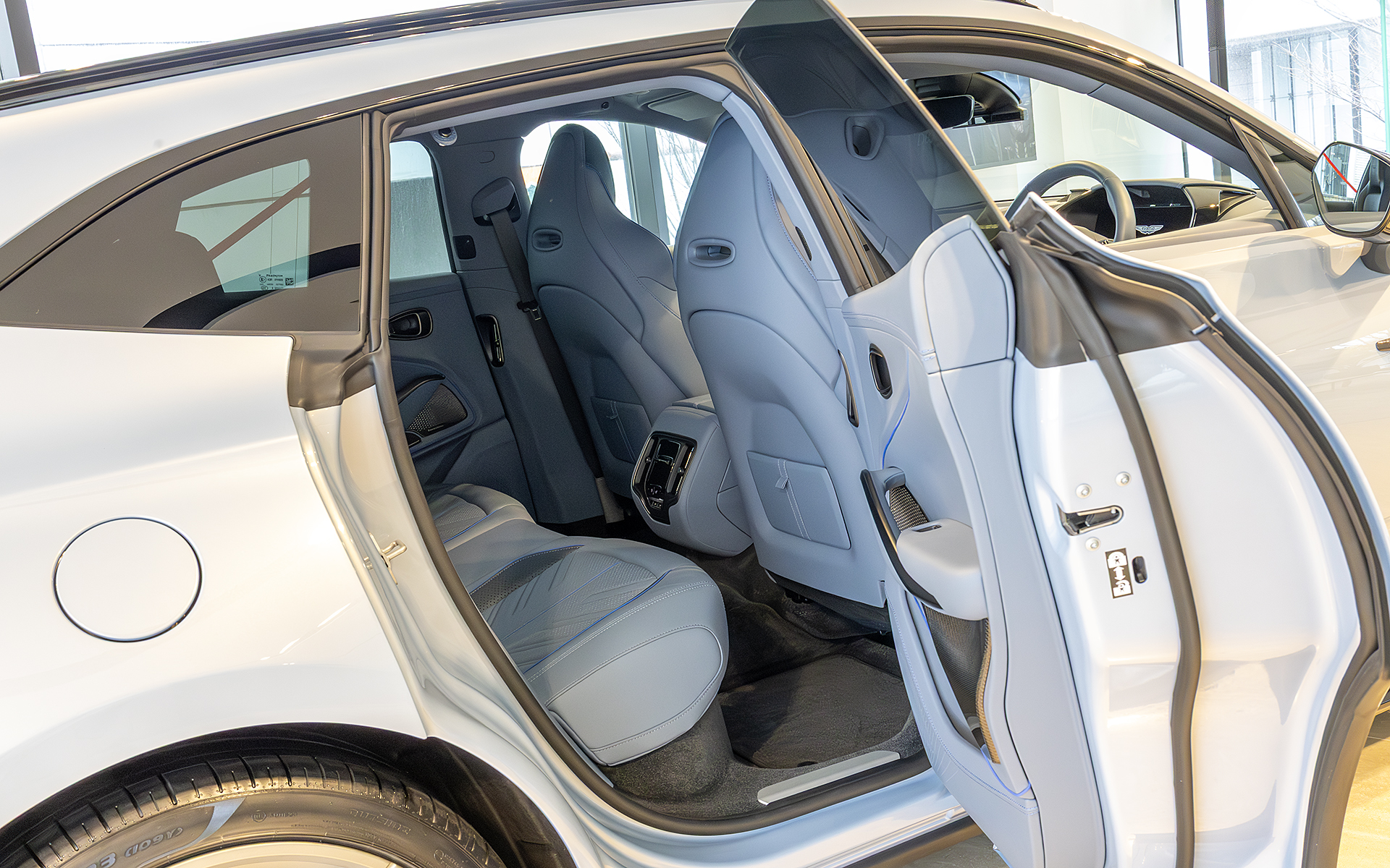 後席も十分なスペースがある