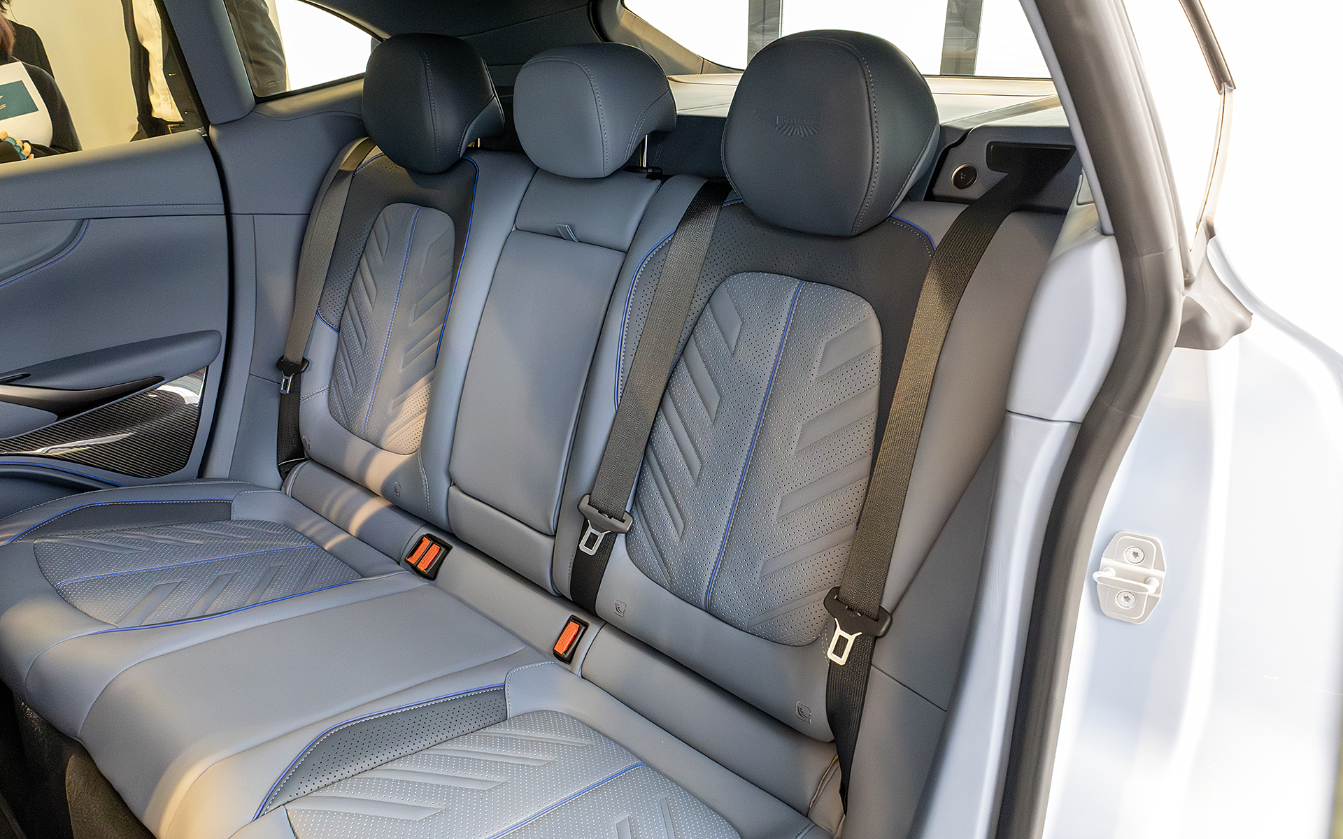 シートは分割可倒式