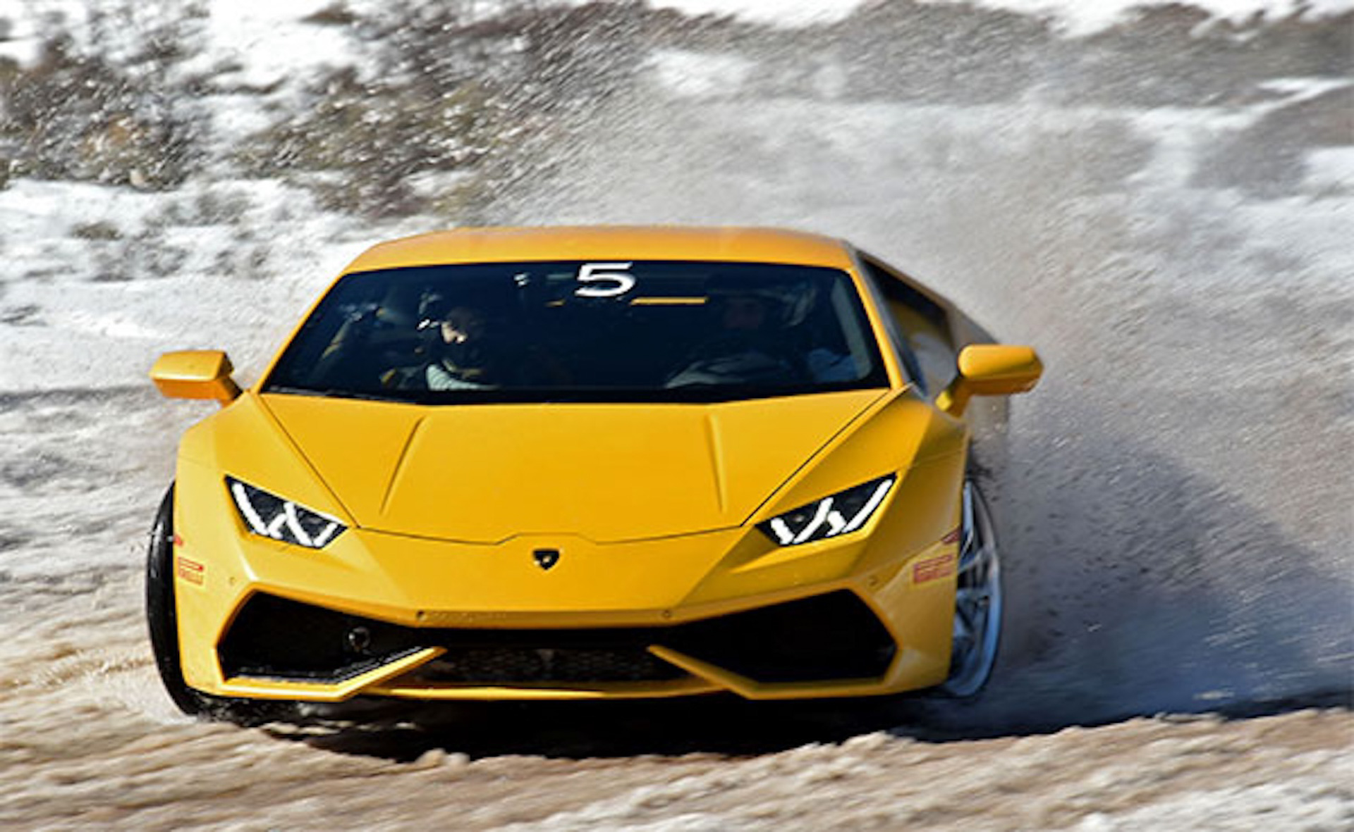 2015年に米コロラドのサーキットで開催された「ウインター・アカデミア」で豪快な雪上ドリフト走行を決めるウラカン