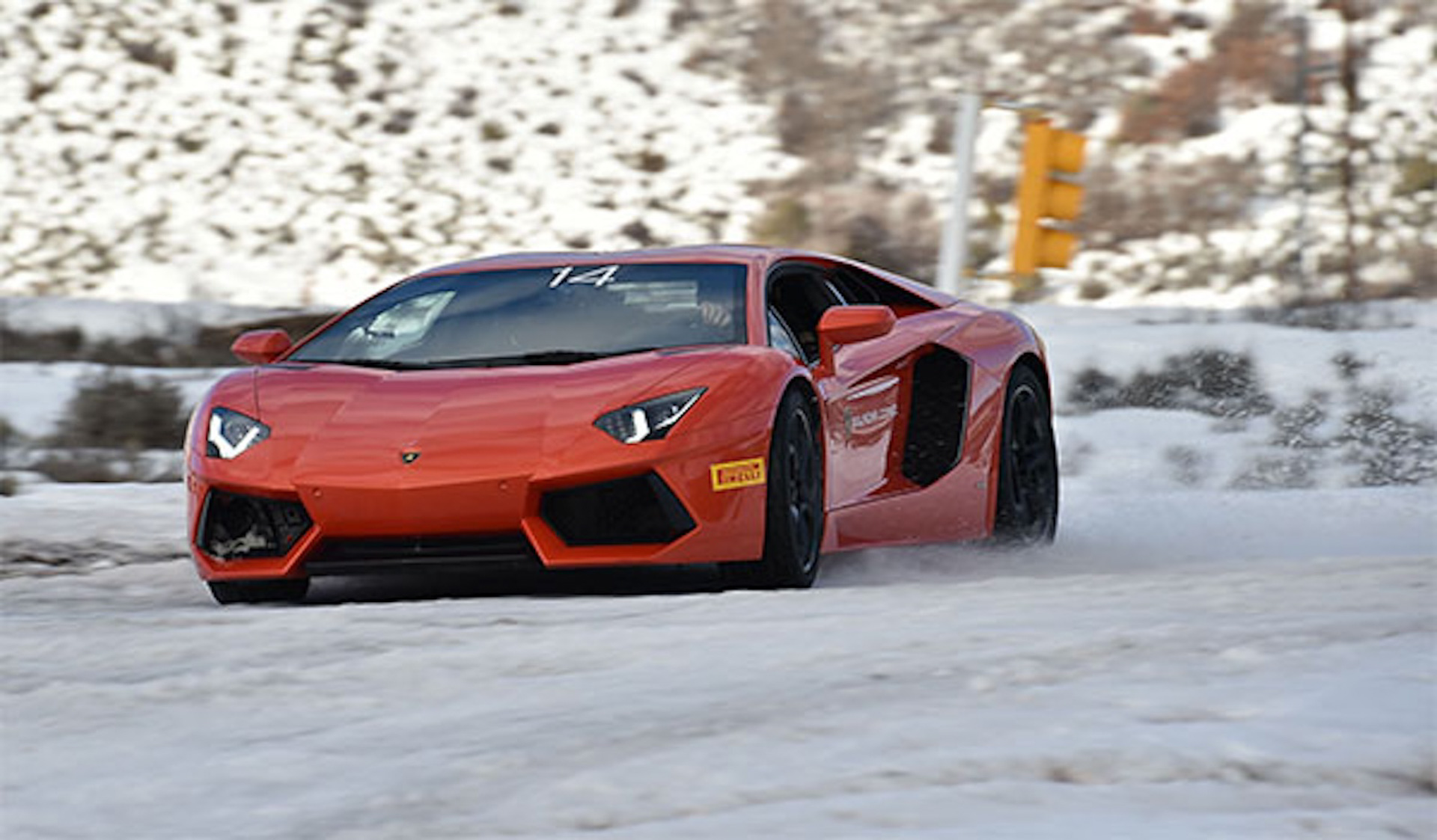 同じくアヴェンタドールの、雪上サーキットでの走り。タイヤはソットゼロにピンを打ち込んだ特別タイヤだった