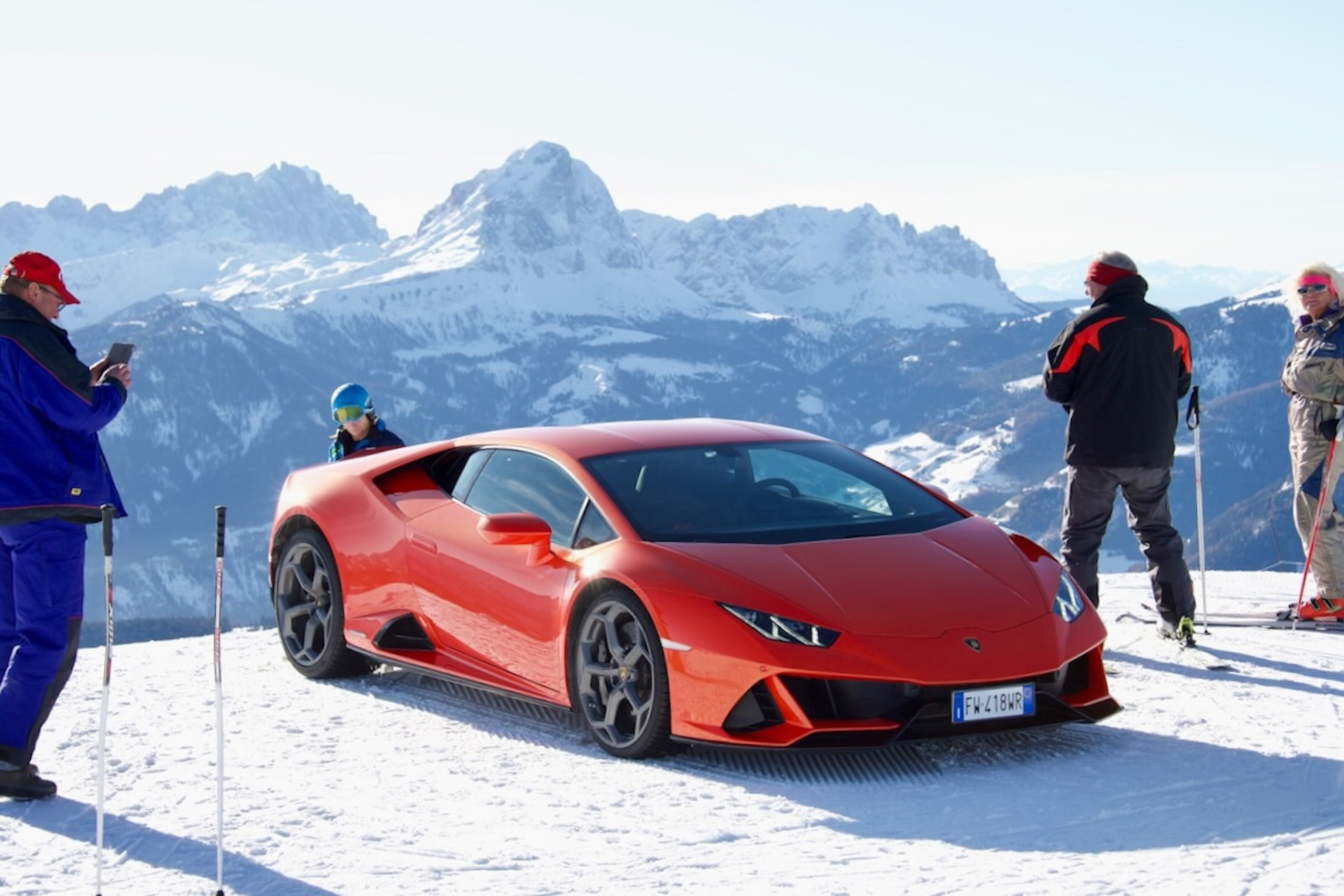 イタリアアルプスの標高3000メートルを超えるスキー場のトップに置かれたウラカン。撮影のためだけにこんなシチュエーションを作り出すのはランボルギーニならでは。ひと山向こうが今回のオリンピック会場だったコルティナ・ダンペッツォだ